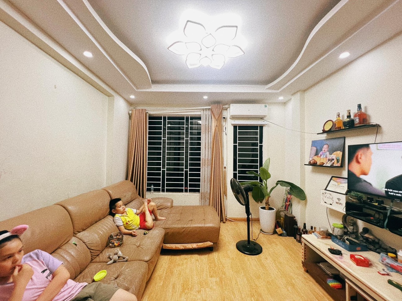 Bán nhàTrung Kính-Tràn Duy Hưng-Cầu Giấy 42mx5 tầng-6PN khép kín-gần ô tô-chủ tặng đồ.nhà đẹp- gần phố