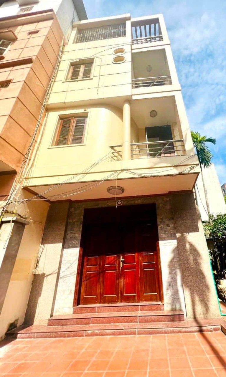 NHÀ CẦU GIẤY. Ô TÔ VÀO - NHÀ KIÊN CỐ - Ô CHỜ THANG MÁY. TIỆN TÍCH ĐẦY ĐỦ.DIỆN TÍCH 79M2 4 TẦNG MT 5,1m. GIÁ 125tr/1m2.