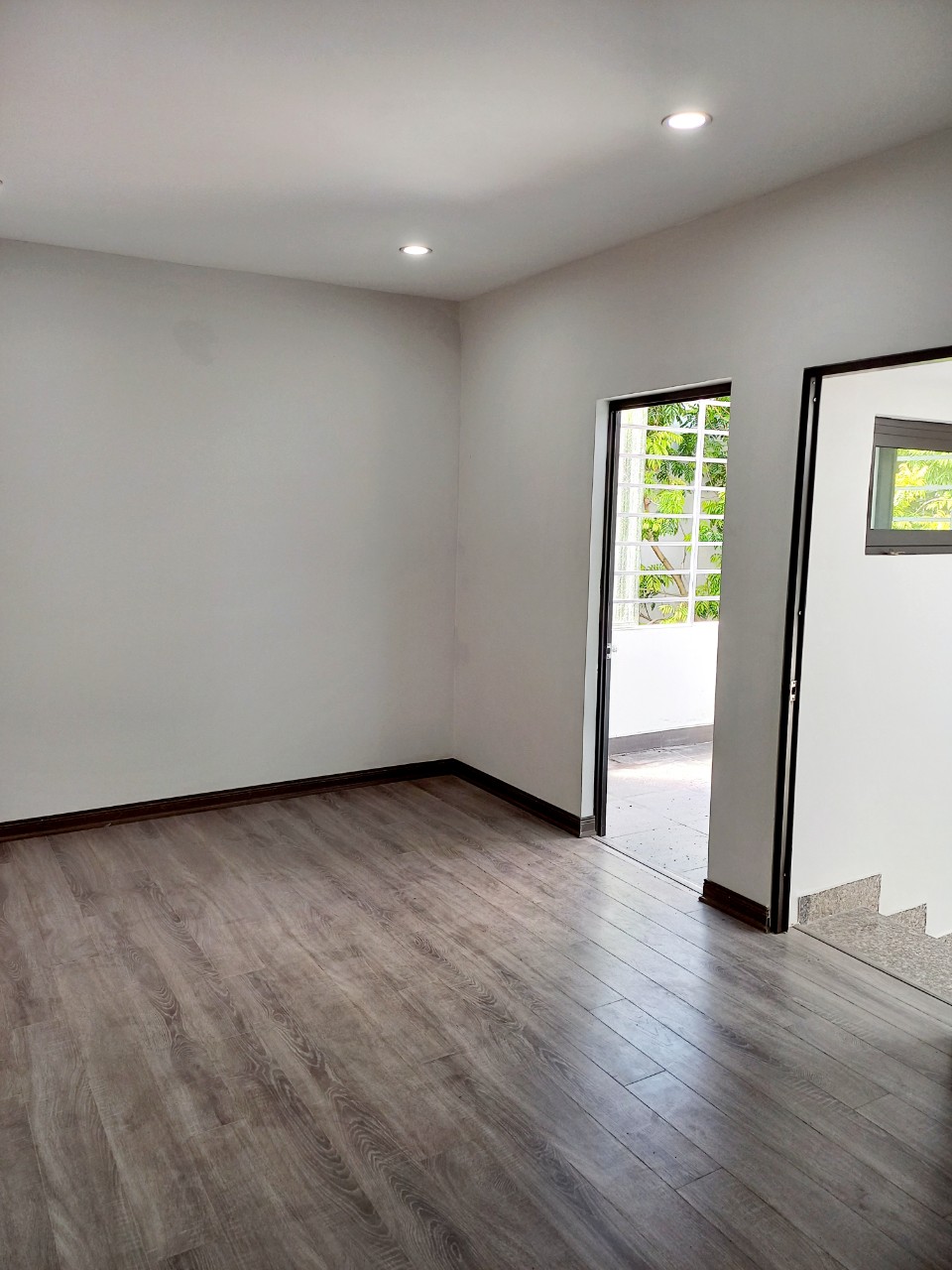 Bán nhà phố Khúc Thừa Dụ, diện tích 50m 3 tầng, sân cổng riêng, GIÁ chỉ 2.15 tỉ