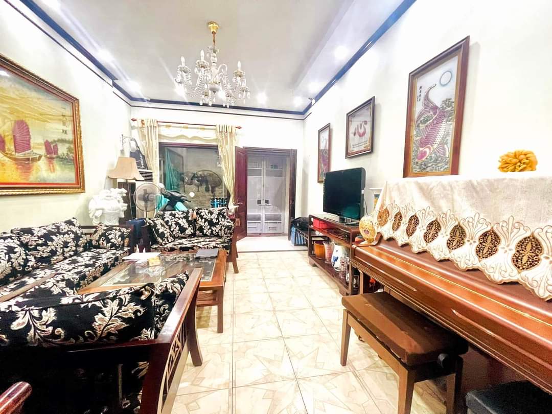 Ô TÔ ĐỖ CỬA - TRUNG TÂM ĐỐNG ĐA, VÀI BƯỚC RA PHỐ TIỆN ÍCH BẠT NGÀN - THOÁNG TRƯỚC SAU. Diện tích 55m2 4 tầng Mặt tiền