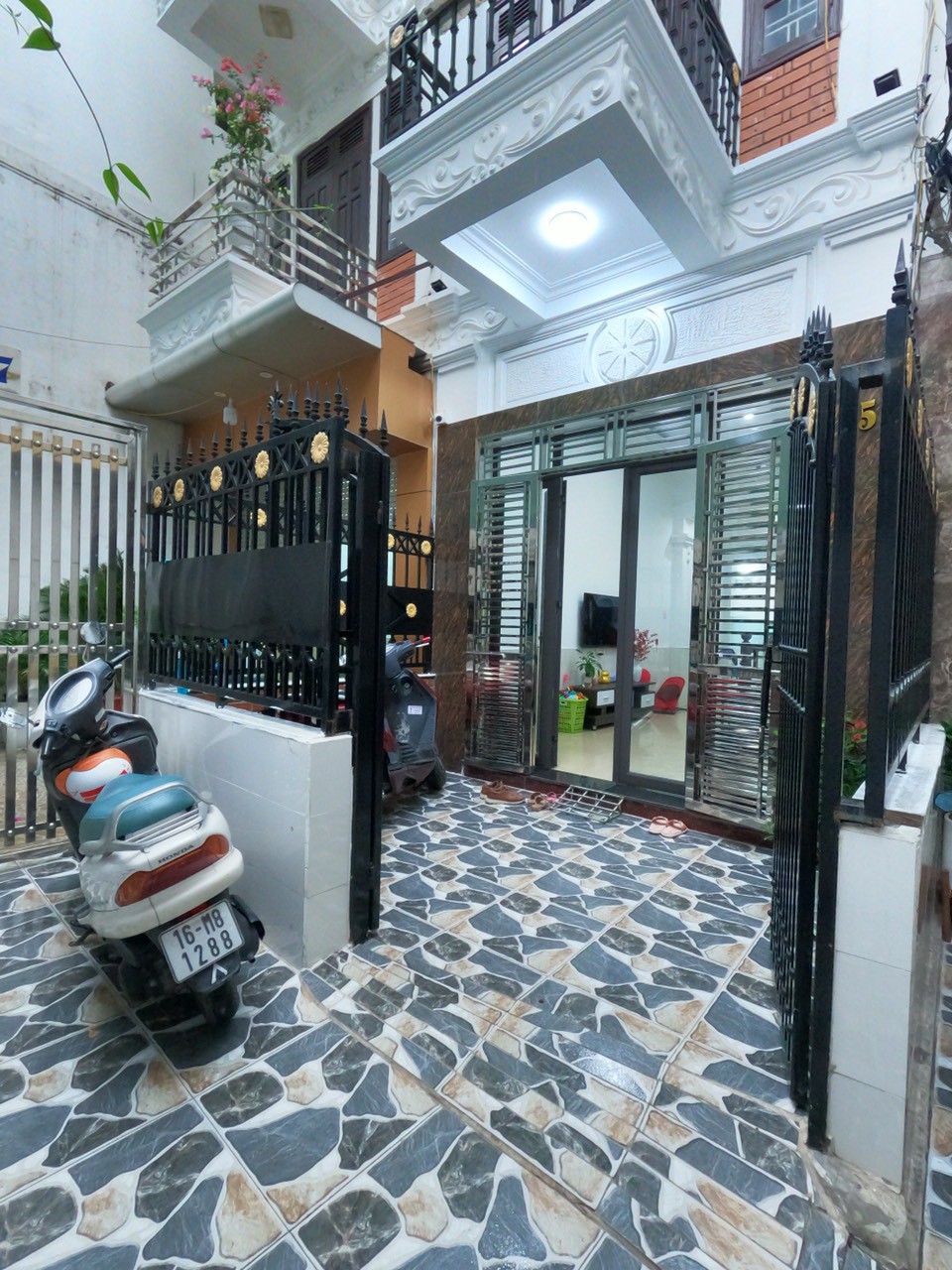 Bán nhà phố Lạch Tray, diện tích 60m 4 tầng, sân cổng riêng, ngõ nông, GIÁ 3.25 tỉ