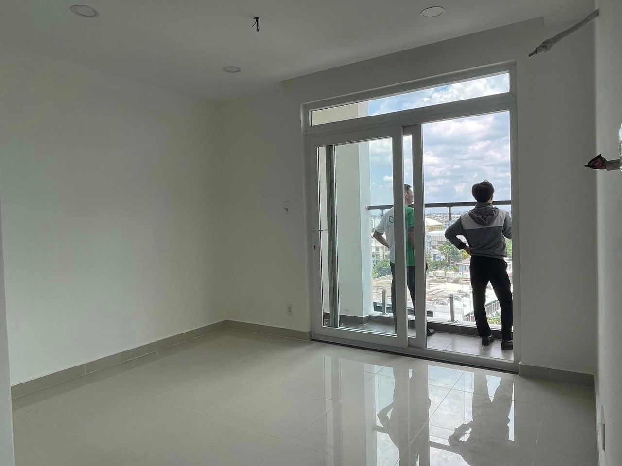 Căn hộ 2PN+1WC ngay mặt tiền Lý Chiêu Hoàng, q6 - dọn ở ngay, chưa đến 2 tỷ