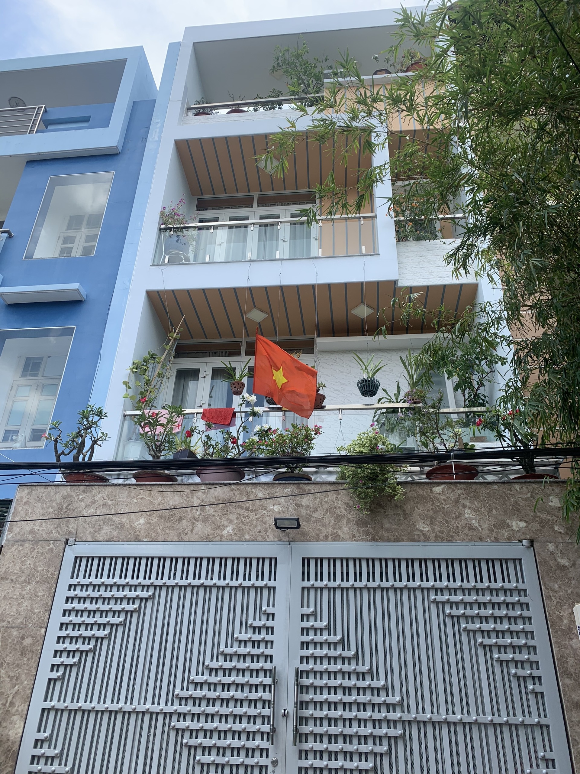 Bán nhà mới phố Nguyễn Xí diện tích 4x18m nhà 5 tầng sát mặt tiền tặng nội thất tiện nghi hiện đại