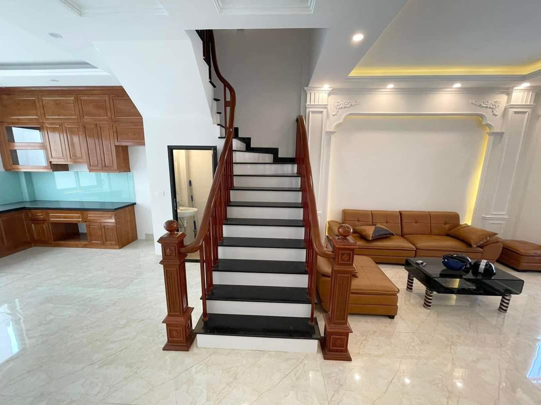 CHO THUÊ NHÀ NGUYÊN CĂN NGUYỄN VĂN CỪ, LONG BIÊN 100m2 * 4 ngủ * ô tô đỗ cửa