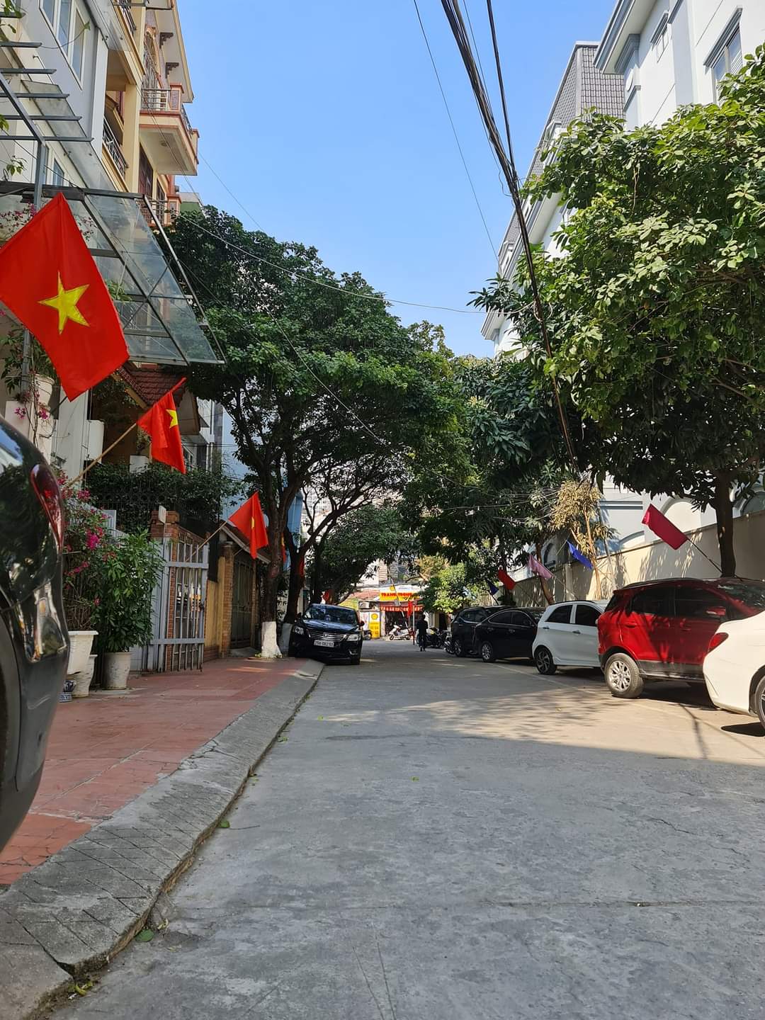 'CẦU GIẤY - 7 TẦNG THANG MÁY - PHÂN LÔ VỈA HÈ Ô TÔ DỪNG ĐỖ, THOÁNG TRƯỚC SAU. Diện tích 102m2 7 tầng MT 5,1m.