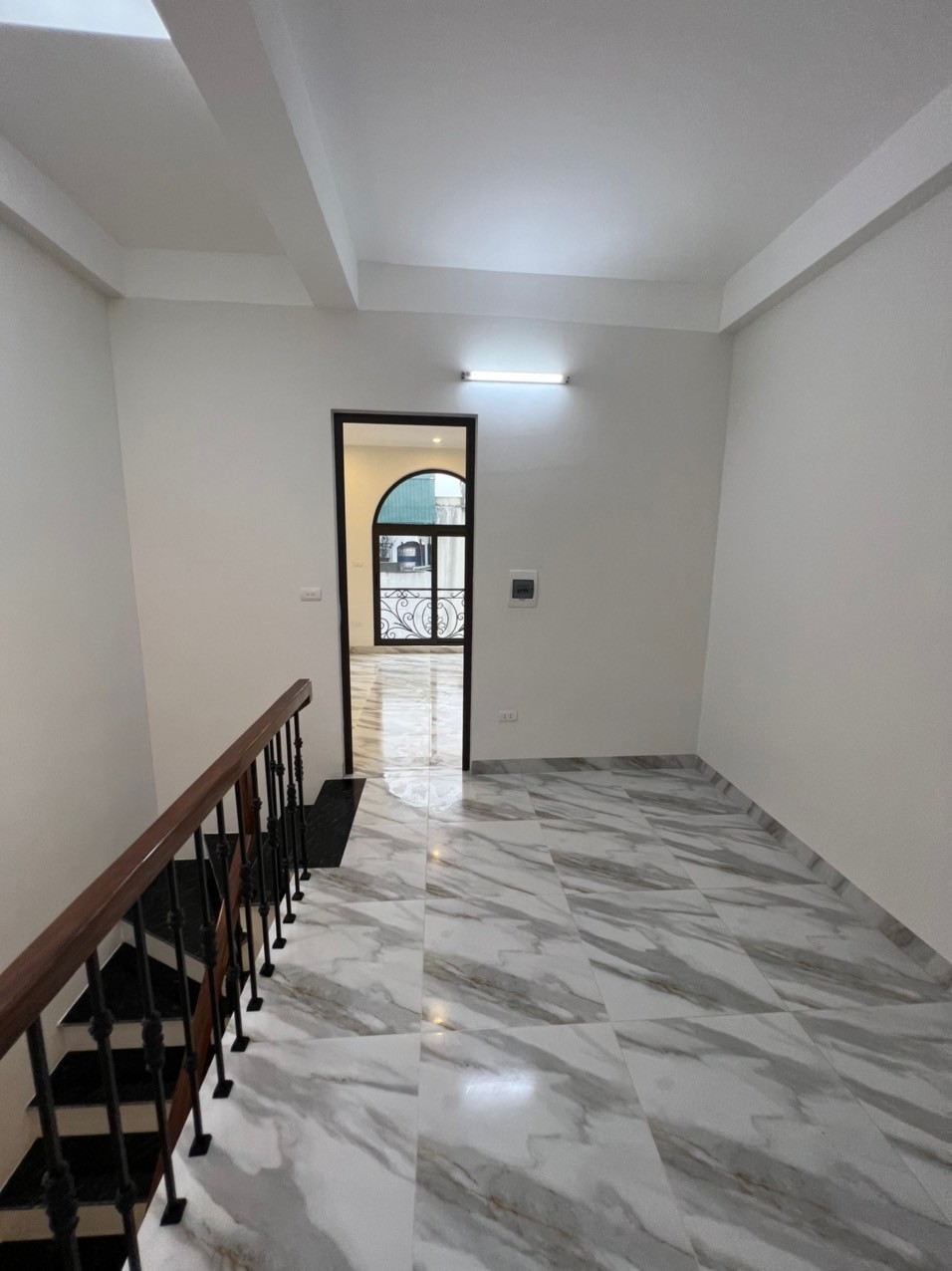 BÁN GẤP NHÀ PHỐ TRẠM-LONG BIÊN 2 Mặt thoáng nhà Mới Tinh 32M 5T 3.5 Tỷ