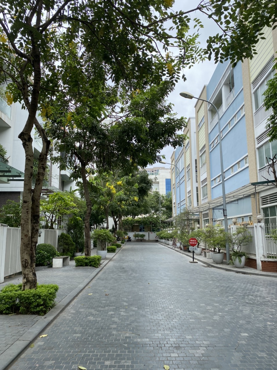 Cần bán BT Imperia Garden, Nguyễn Huy Tưởng,DT 196m x 4,5t, hoàn thiện, thang máy,có hầm. LH: 0989129838