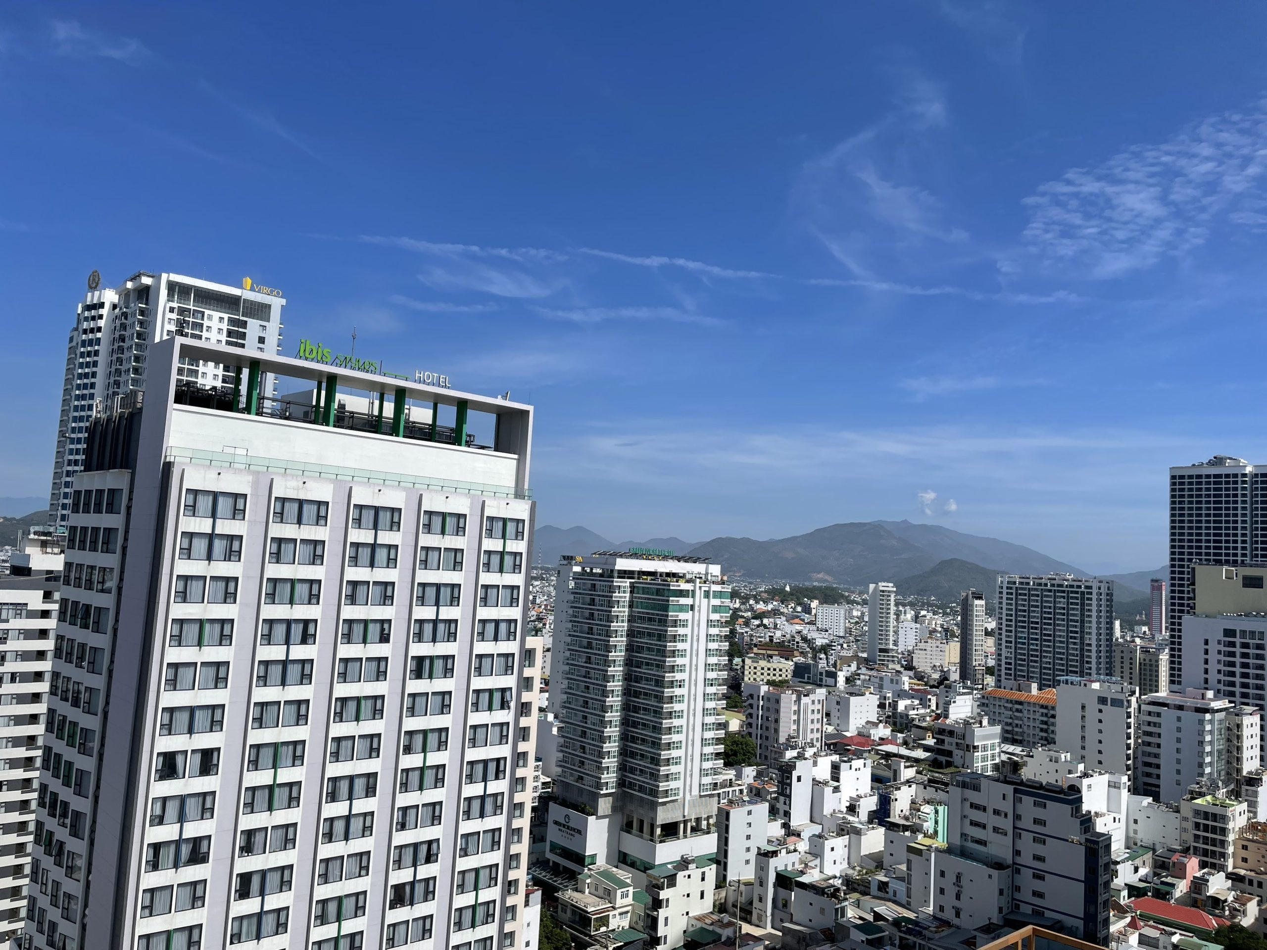 Cho thuê căn hộ cao cấp Maple đường Tôn Đản. cách biển và quảng trường 2/4 vài bước chân