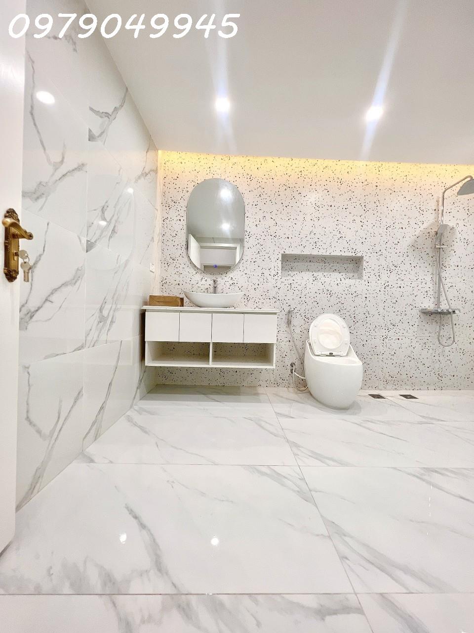 BÁN NHÀ HOA BẰNG, CẦU GIẤY,42M2X5T,1 NHÀ RA MẶT PHỐ, ÔTÔ ĐỖ CỔNG,5.9 TỶ