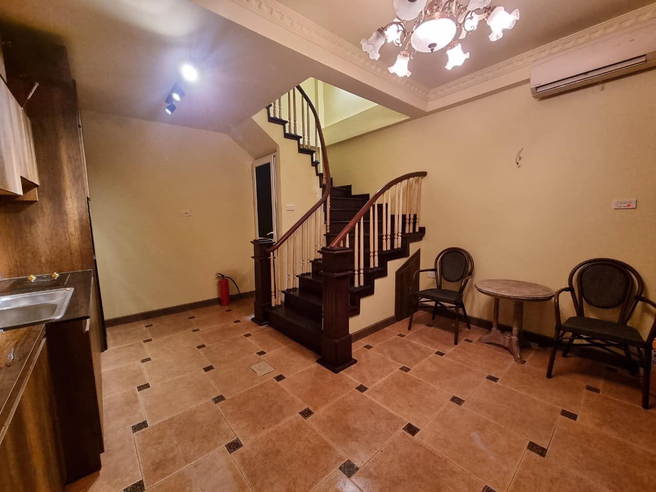 Nhà ngõ Cấm Chỉ, Hàng Bông, Hoàn Kiếm 23m2 5T, MT 4.1m, 4 Phòng KK, Chỉ 4.98 Tỷ