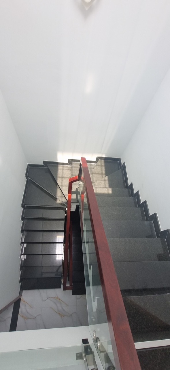 Xe hơi vô đến nhà, đường trước nhà chuẩn bị mở rộng ra thêm mỗi bên 1m. Vị trí: Nhiều tiện ích gần Trường học