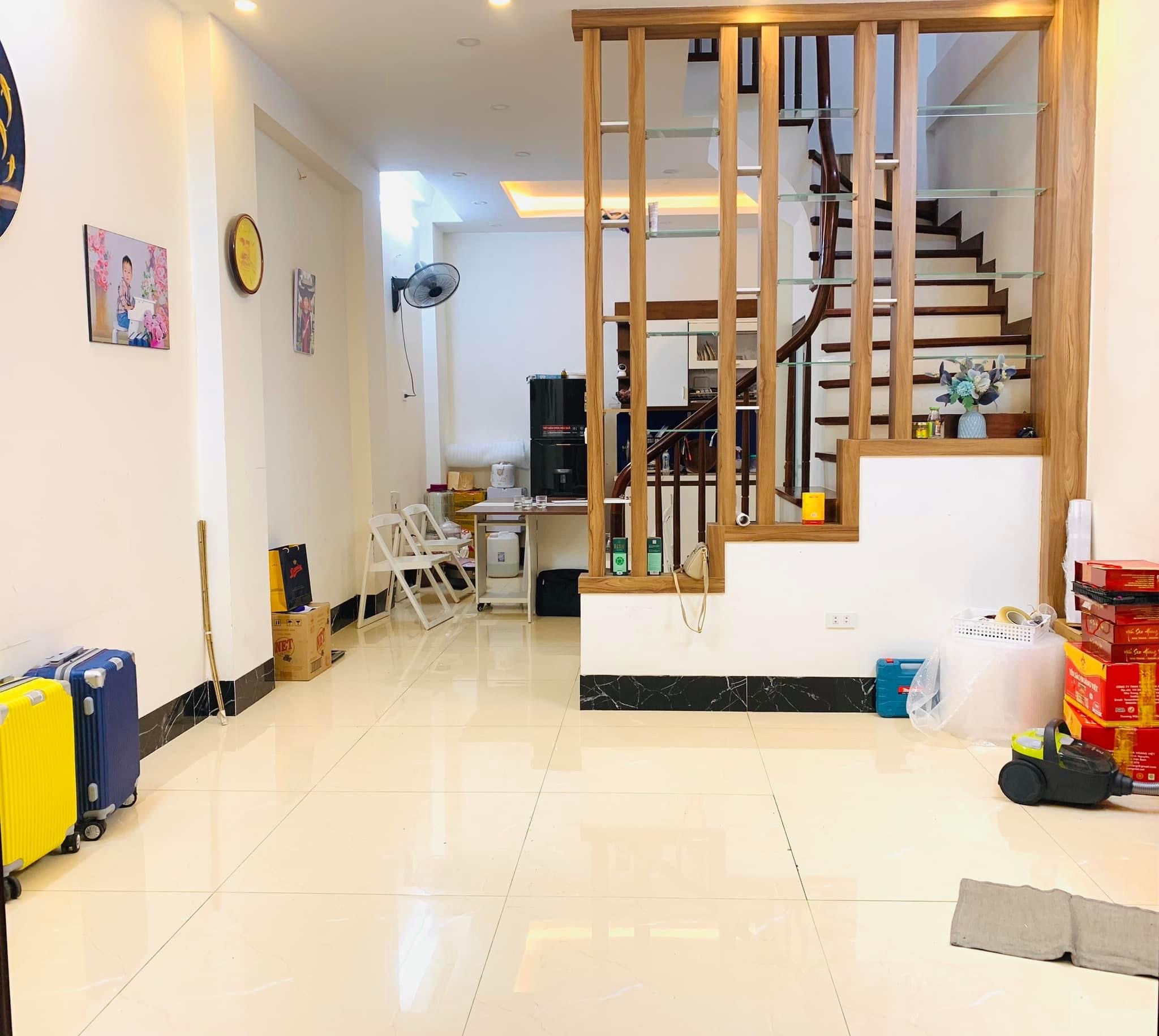 Bán nhà ngõ 79 Dương Quảng Hàm,15m ra ô tô,200m ra phố,39m2,5T,mt:4m