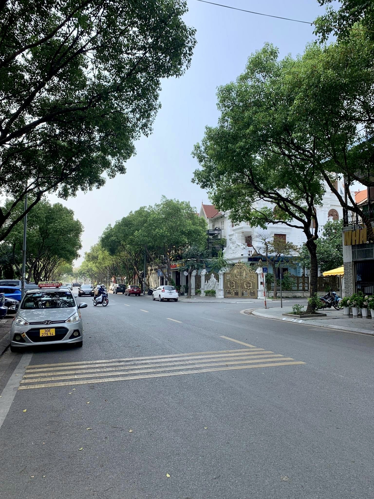 Cần bán gấp biệt thự KĐT Việt Hưng, lô góc, đắc địa, 230m2, 4T, ở sướng, an ninh tốt, 39,9 tỷ