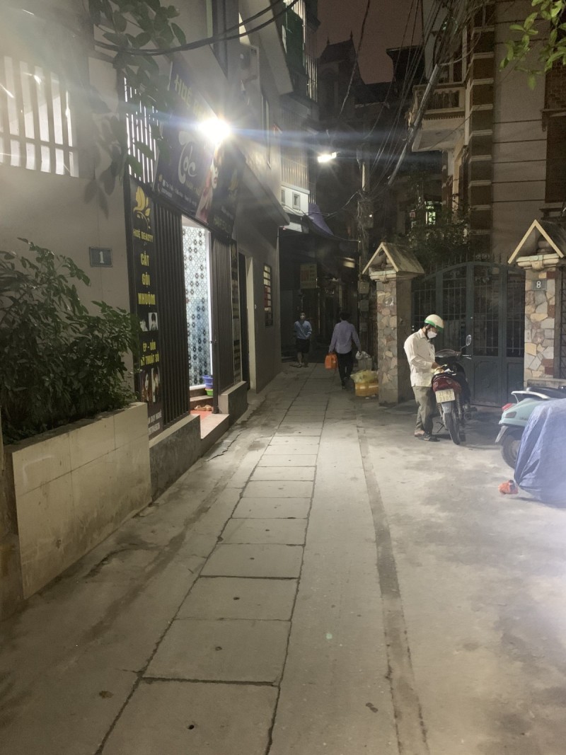 Bán gấp nhà Nguyễn Xiển, diện tích 30m2, 5 tầng, mặt tiền 3m, giá 1.85 tỷ.