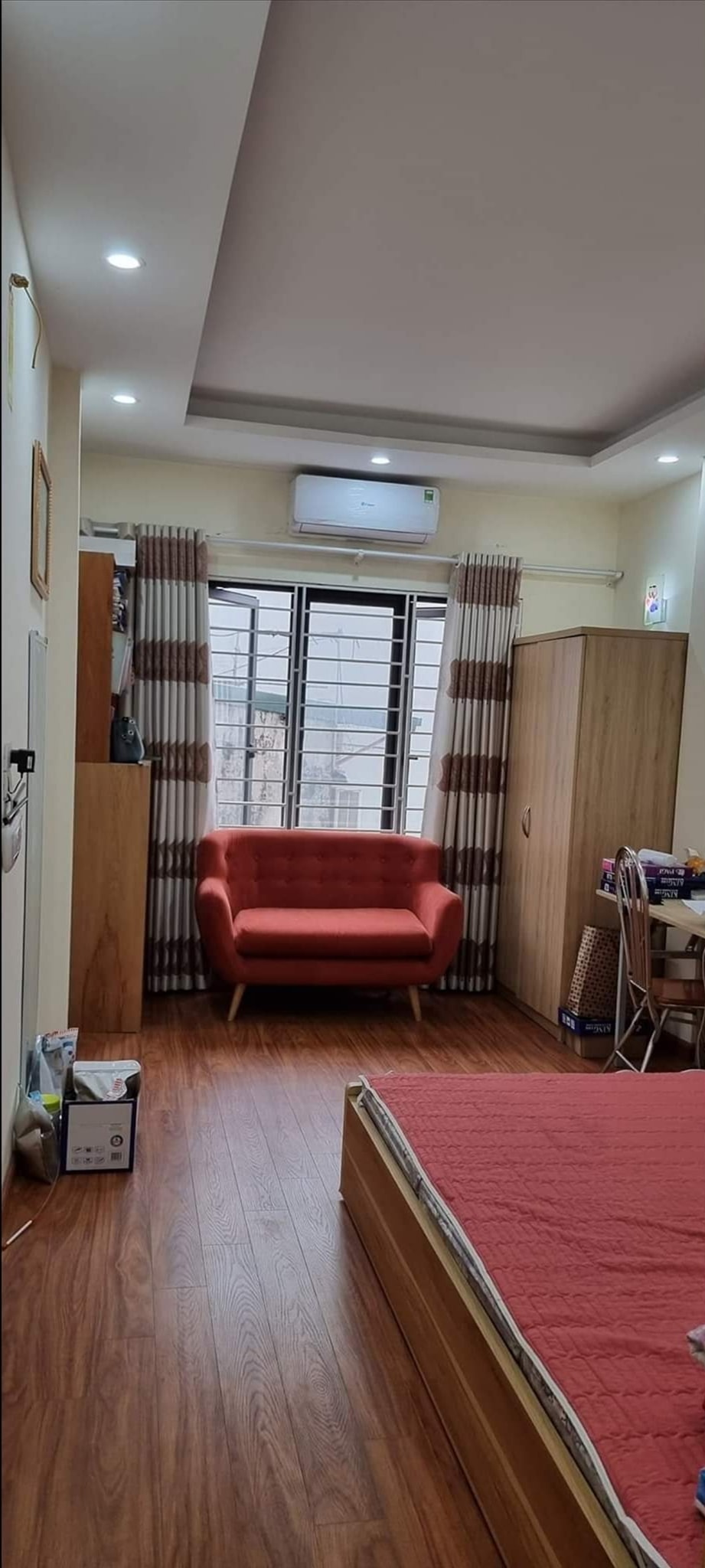 Bán Nhà Xuân La 35m mt4m 5 tầng Lô Góc Gần Hồ Tây 4 Tỷ 2.