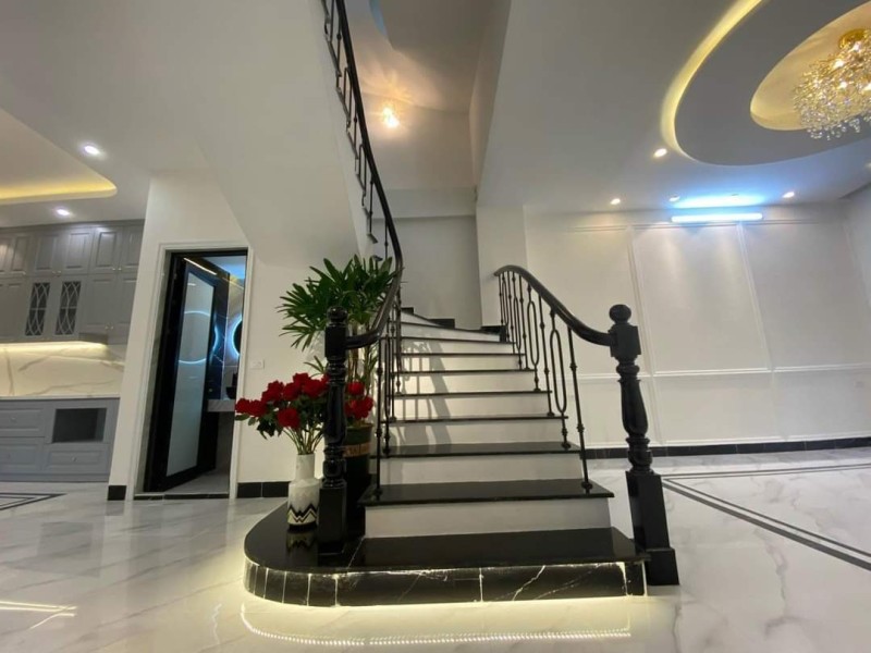 NHÀ ĐẸP PHỐ NGUYỄN VĂN CỪ- LÔ GÓC - 2 MẶT TIỀN - GA RA Ô TÔ - NHÀ ĐẸP NHƯ KHÁCH SẠN 5*