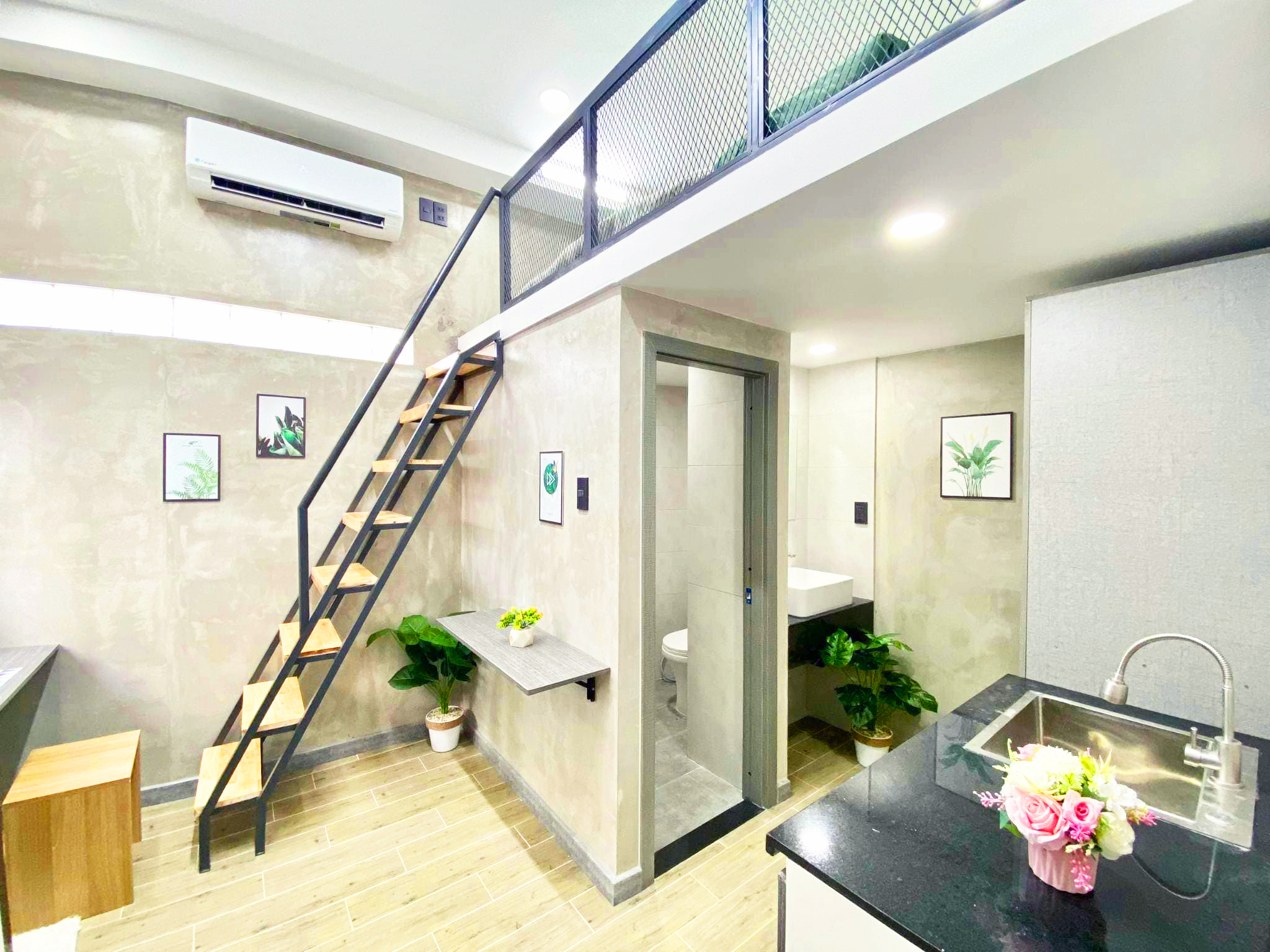 BÌNH THẠNH BÁN GẤP NHÀ VỚI 13 CĂN HỘ DỊCH VỤ , CÓ THANG MÁY, CHO THUÊ KHOÁN 43 TRIỆU.1THÁNG , HẺM XE HƠI