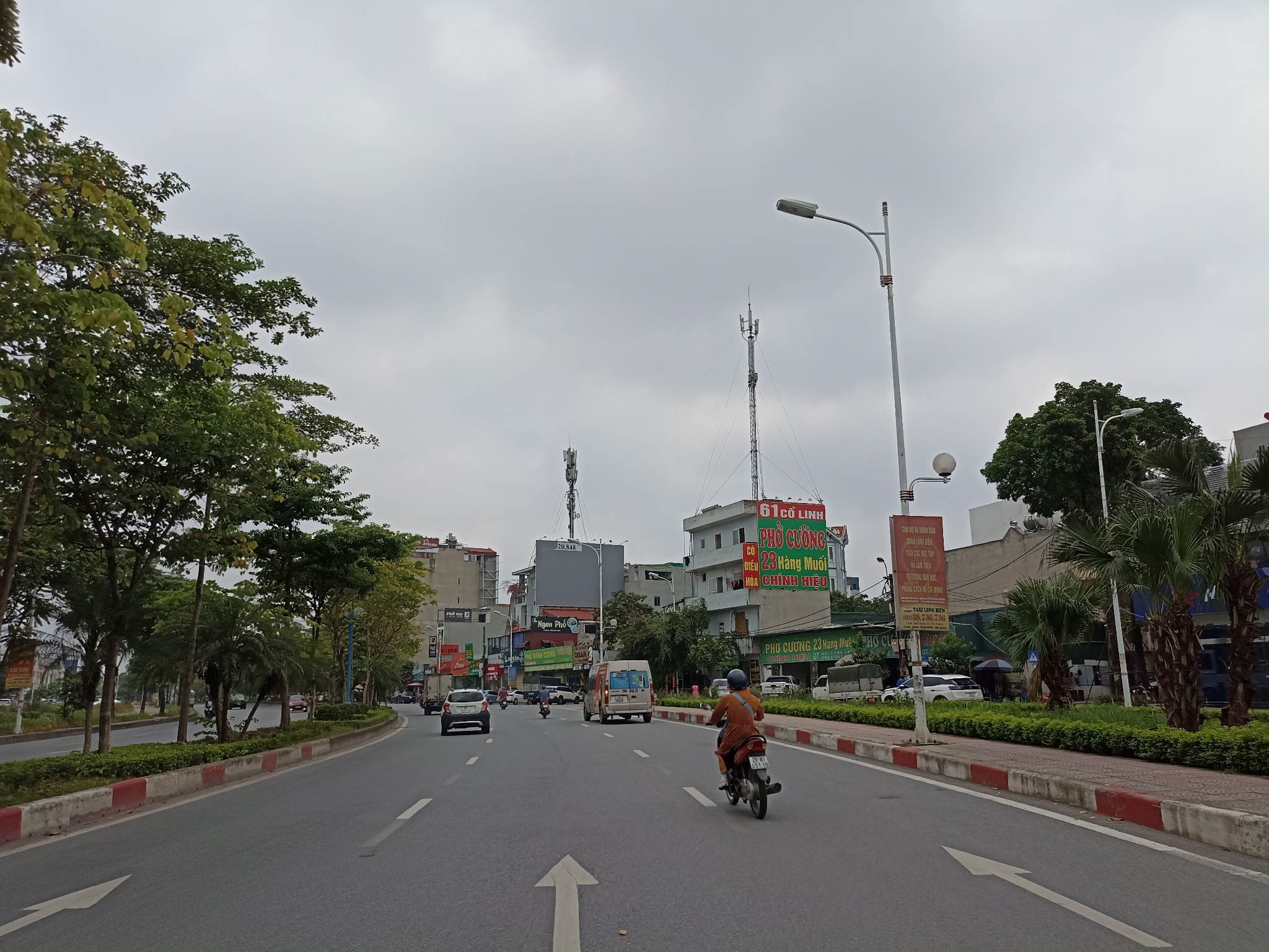 Bán đất mặt đường Cổ Linh, Thạch Bàn, DT 120m2, MT 7, Vỉa hè, Kd đỉnh, Giá 28.8 tỷ.