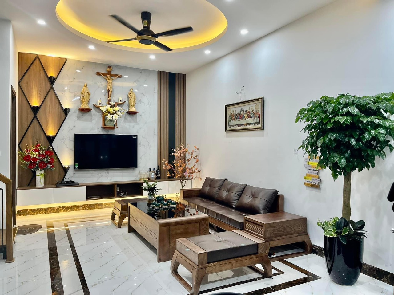 NHÀ ĐẸP CẦU GIẤY 40M2 X 5T, MT 4M, GẦN PHỐ - Ở LUÔN 4.2 TỶ