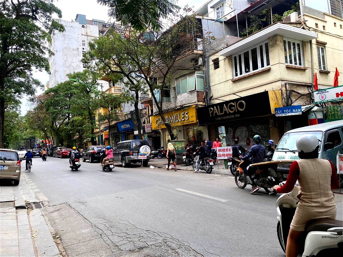 Bán nhà phố Võng Thị, DT 146m2, mt 10m, gara ô tô, sân vườn, giá 13.5 tỷ, quận Tây Hồ