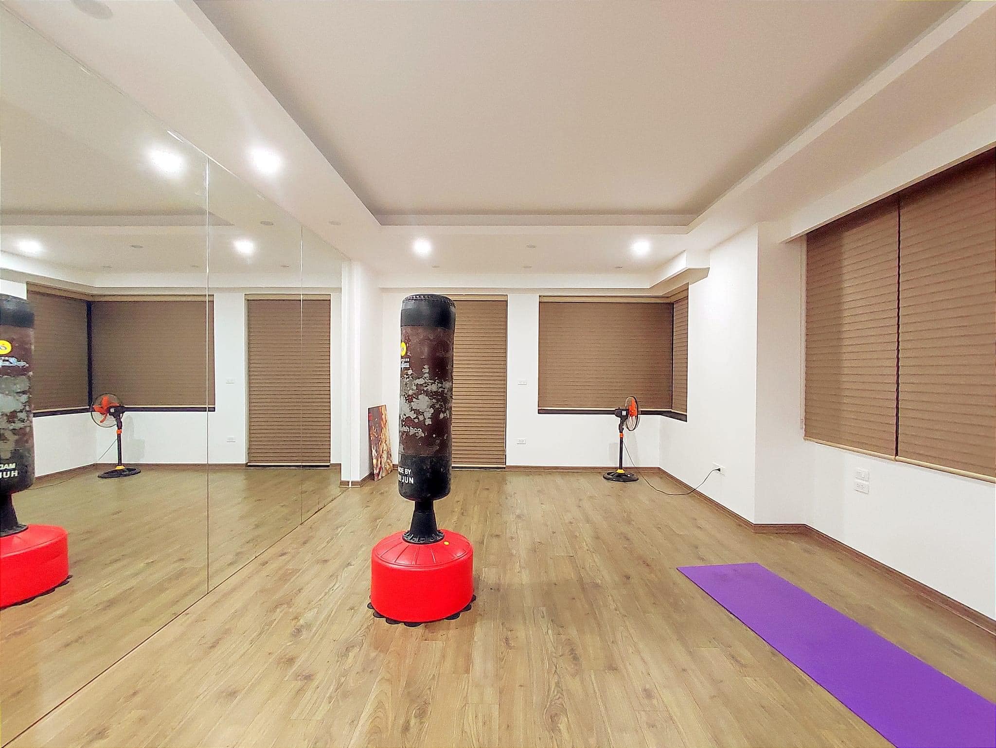 Bán nhà 98m2 phố Nghi Tàm, Tây Hồ Biệt thự hưởng thụ 6 ngủ 20m Ô tô tránh 10.7 Tỷ