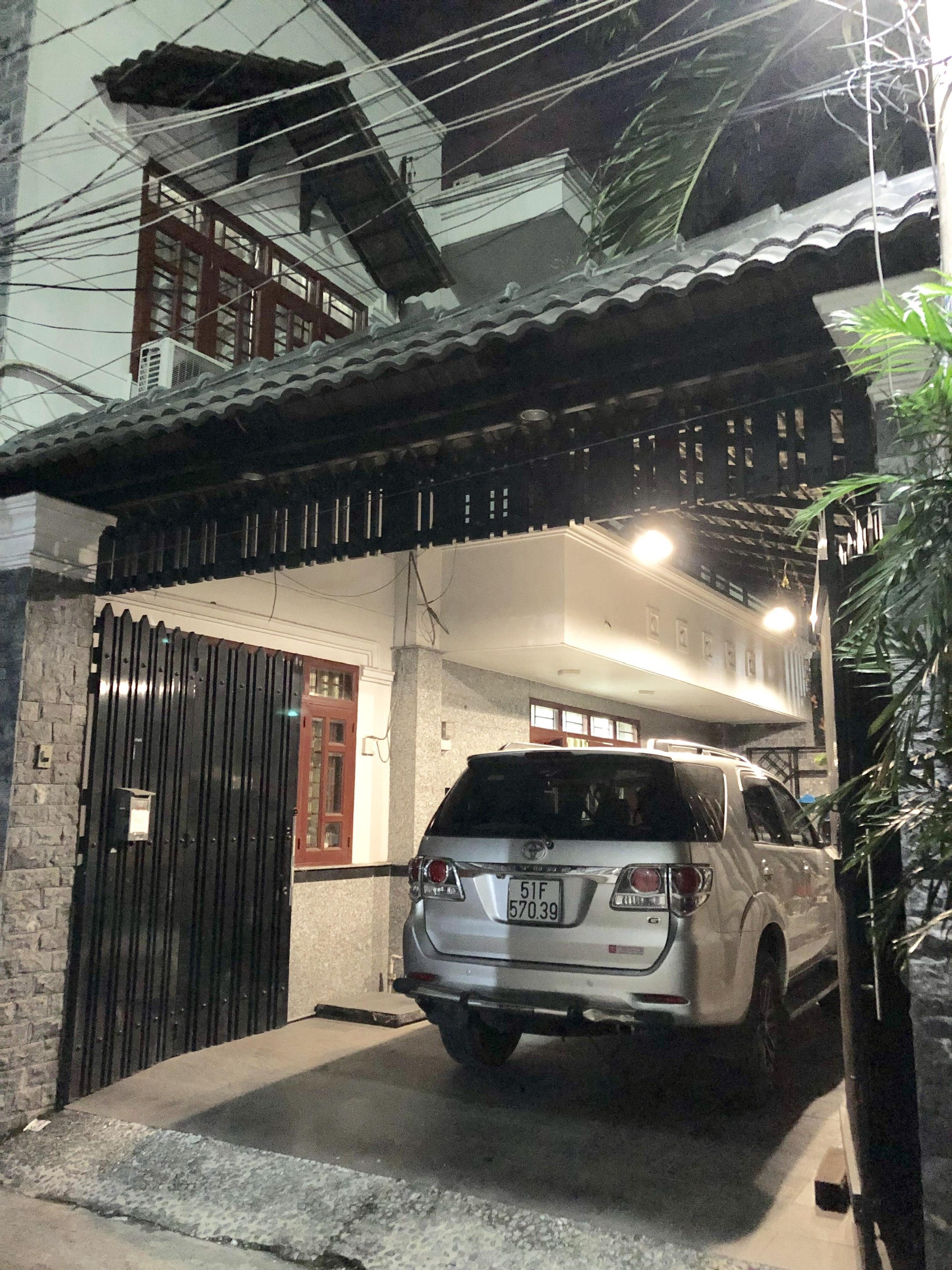 Cần bán nhà biệt thự phố 1 trệt 1 lầu mái ngói, DTSD: hơn 250m2,Nhà 2 Mặt tiền Hẻm ÔTÔ