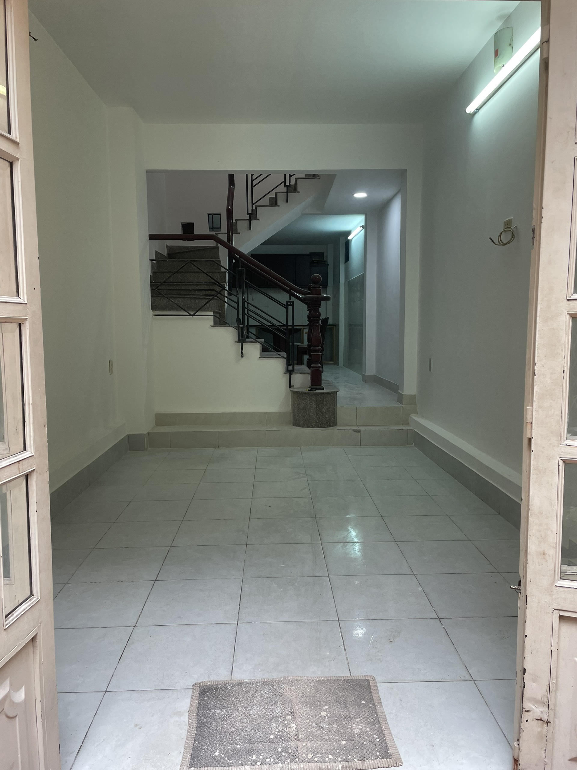 CHO THUÊ NHÀ HẺM 1 TRIỆT 2 LẦU 120M2 GẦN NGÃ TƯ HÀNG XANH