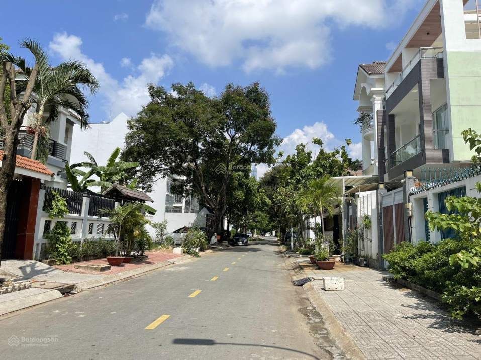 Bán nhà MT An Phú, An Khánh, Q 2. DT 240m2, 1 hầm, 2 lầu, sân thượng, nội thất đẹp