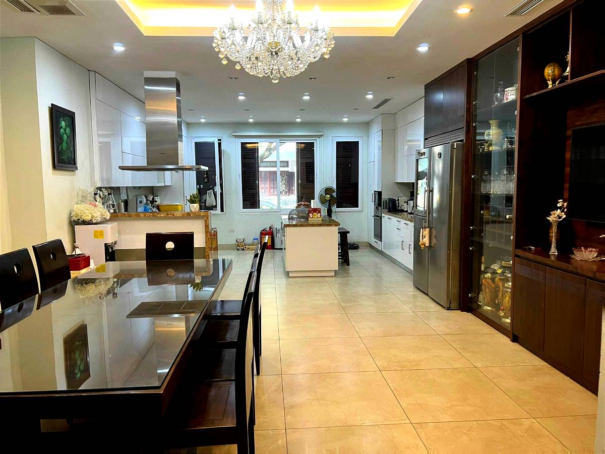 Bán nhà mặt phố Nguyễn Đình Thi Tây Hồ khu VIP diện tích 155m2, 6 tầng giá 105 tỷ
