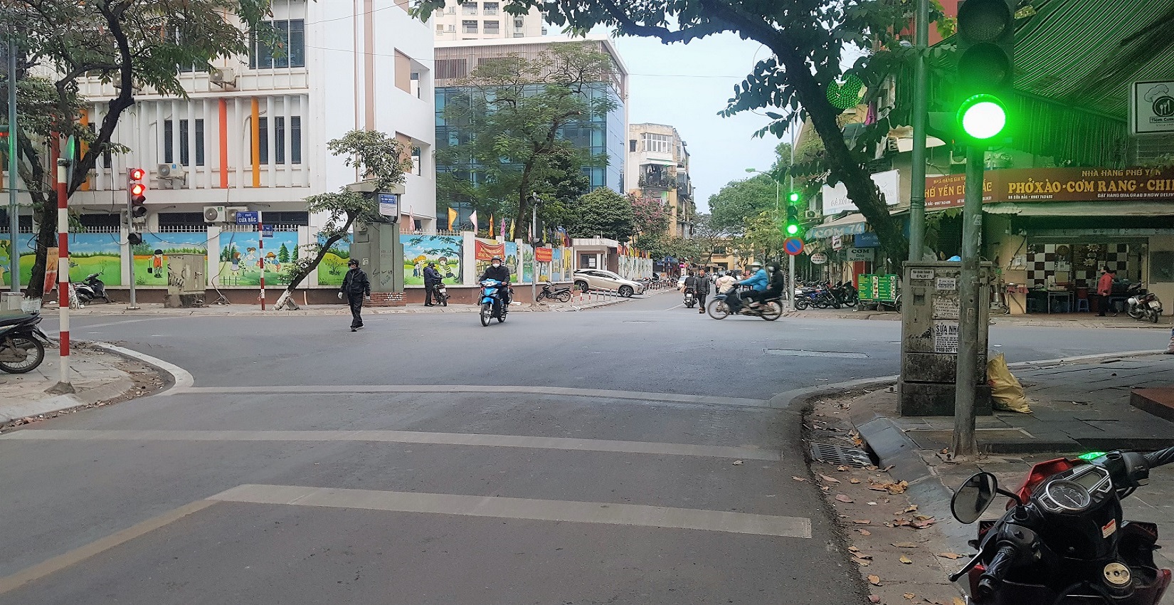 BÁN NHÀ PHỐ NGUYỄN TRƯỜNG TỘ, BA ĐÌNH. VỈA HÈ, OTO, KD. 100m2 x MT5.3m. Giá 33Tỷ