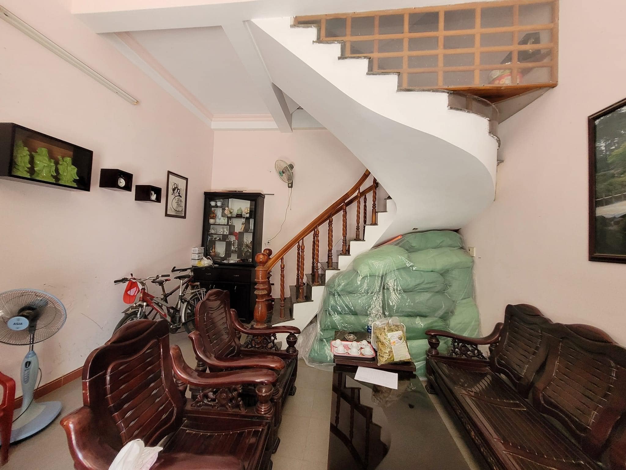 Bán nhà mặt phố cũ, căn góc vô cùng đẹp. Có thể chia 2 lô giá trị lớn.