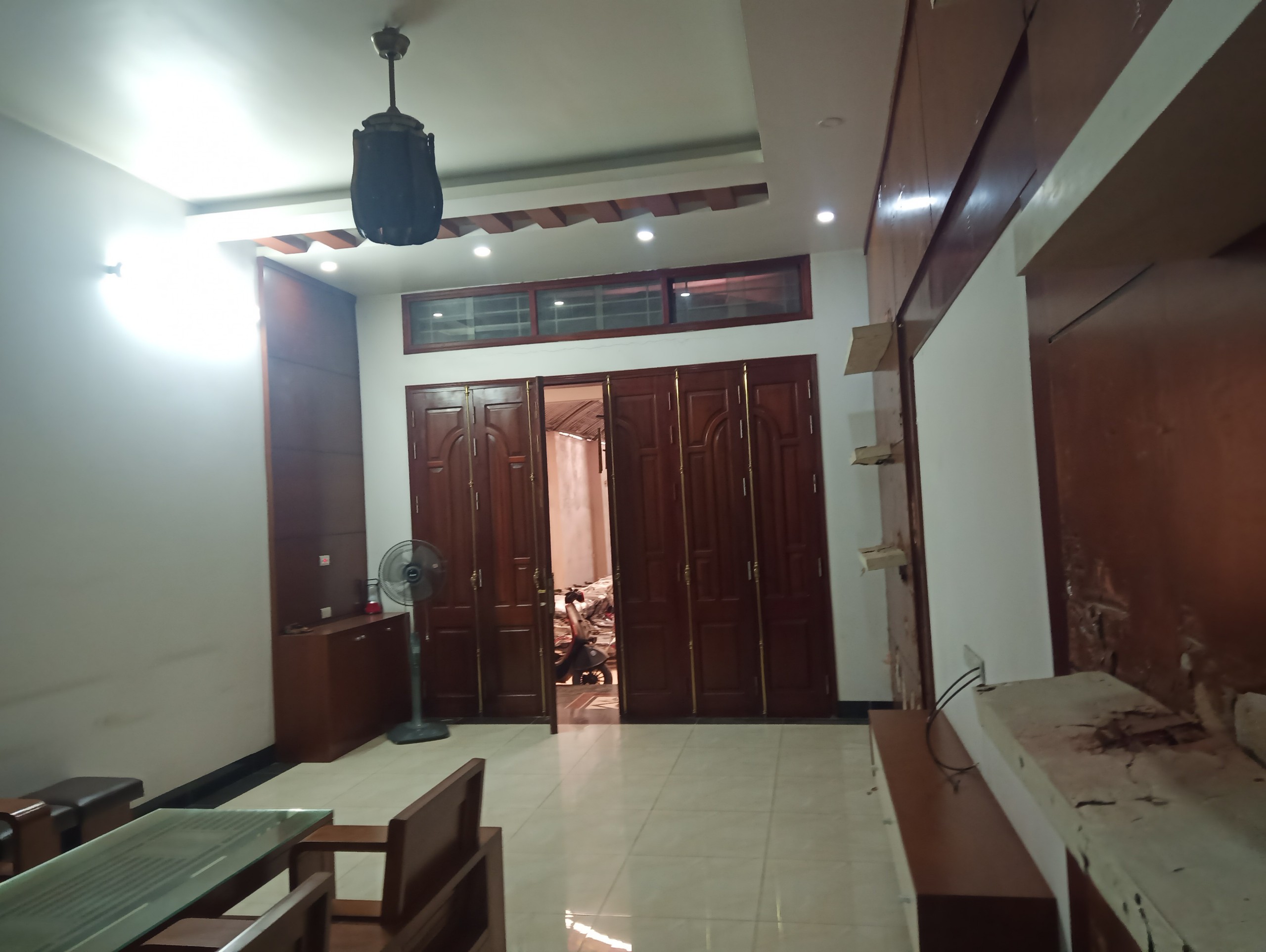 Bán nhà 4 tầng mặt đường QL5A, Các Vin 2 chỉ vài trăm m, kinh doanh tốt.