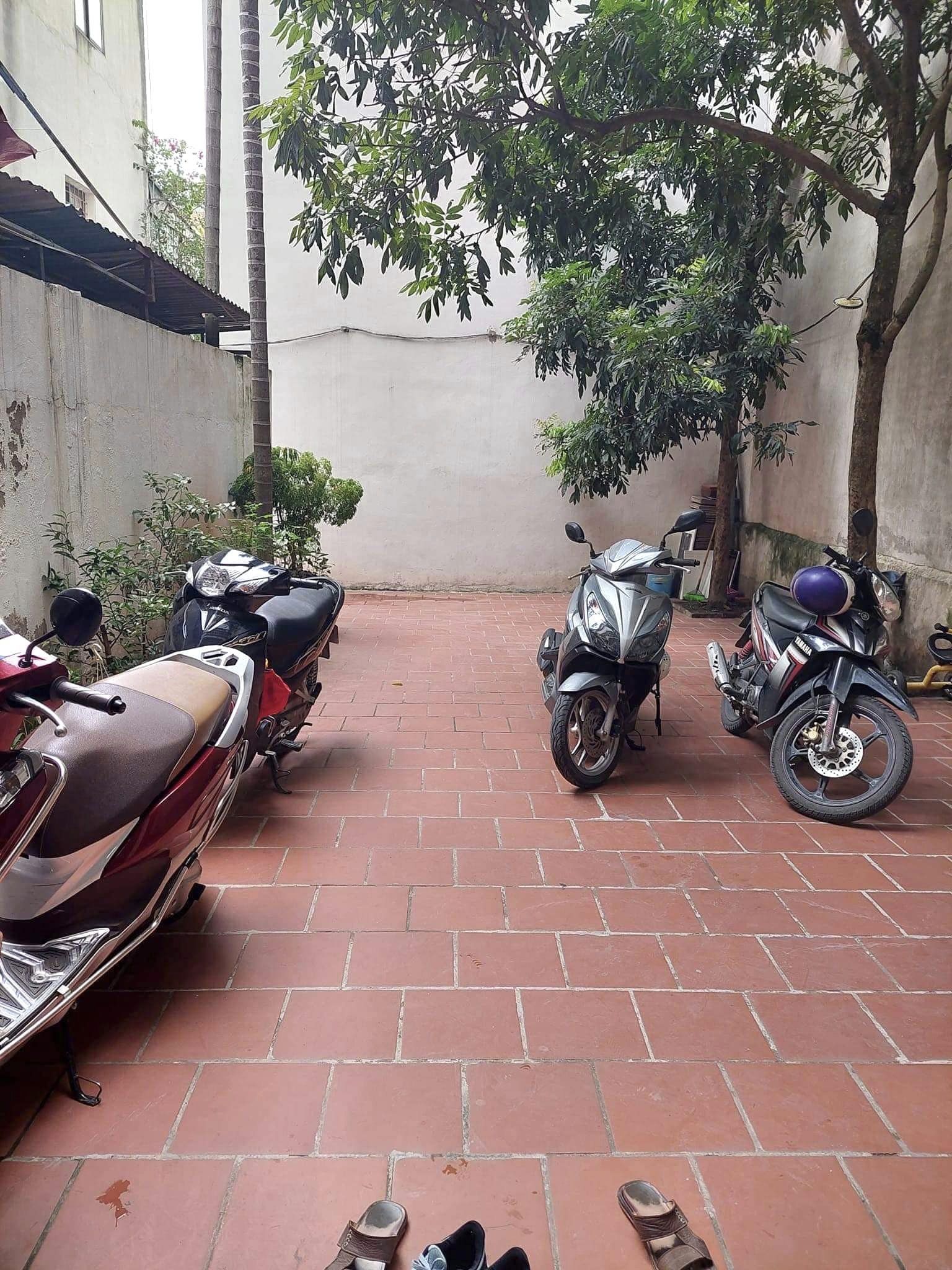 Bán nhà phố Hoàng Cầu 124m2 x 4Tầng, 10m ra phố ngõ thông Đặng Tiến Đông, giá 12 tỷ