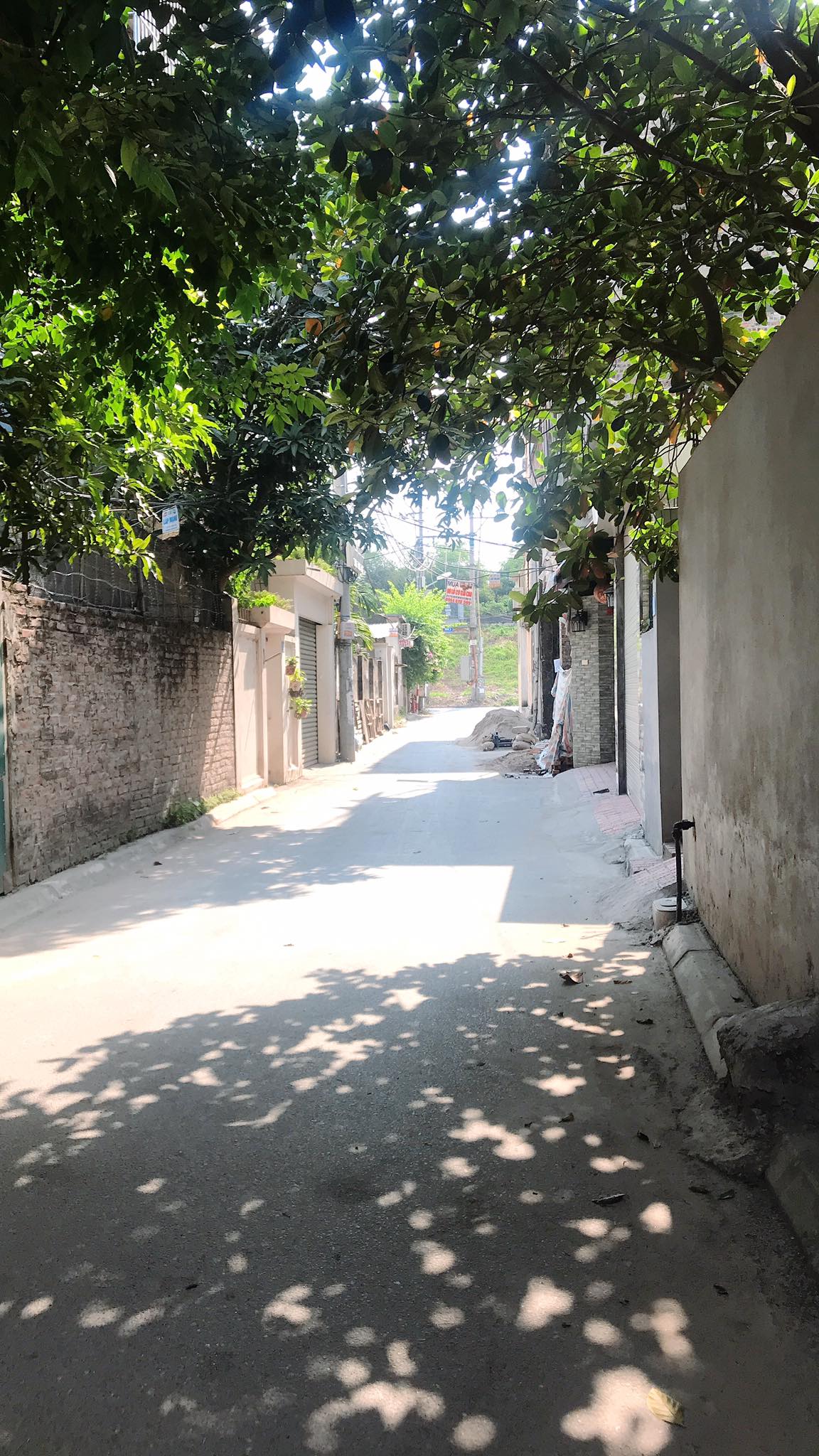 NHÀ LÔ GÓC 2 THOÁNG Ô TÔ VÀO NHÀ ĐỐI DIỆN TTTM AEON