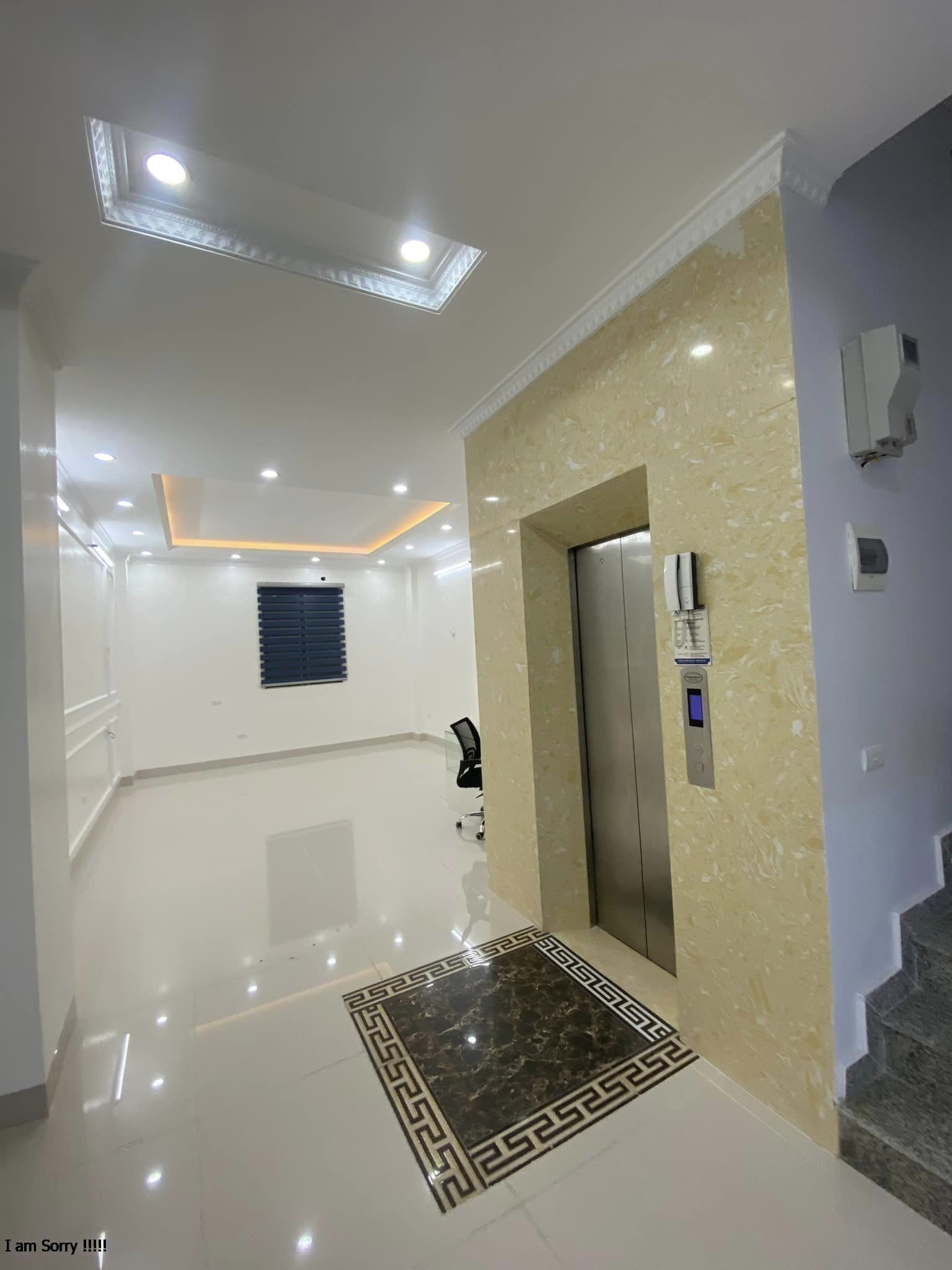 Bán tòa nhà Apartment Tô Ngọc Vân, 7 tầng thang máy, lô góc 2 thoáng, ô tô vào nhà.