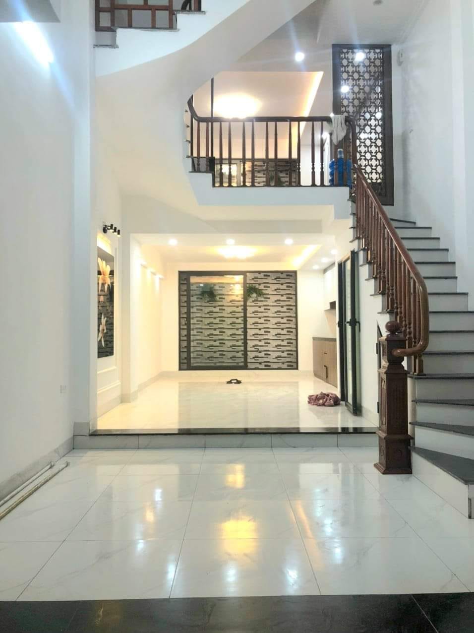 Cần bán gấp nhà ngõ 77 Bùi Xương Trạch, 5 tầng ở luôn, nhỉnh 5 tỷ.