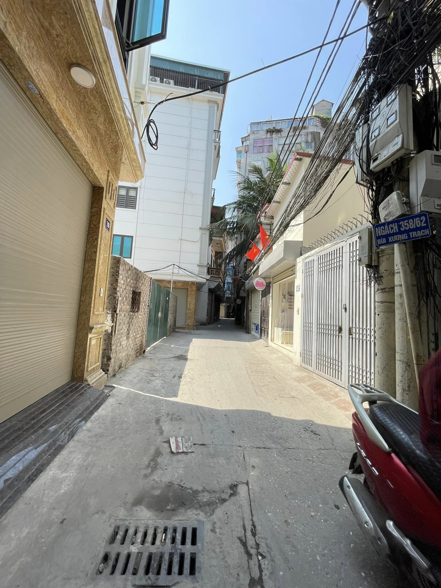Nhà cần bán ngõ 358 Bùi Xương Trạch thông Vũ Tông Phan, mặt tiền rộng, ở luôn.