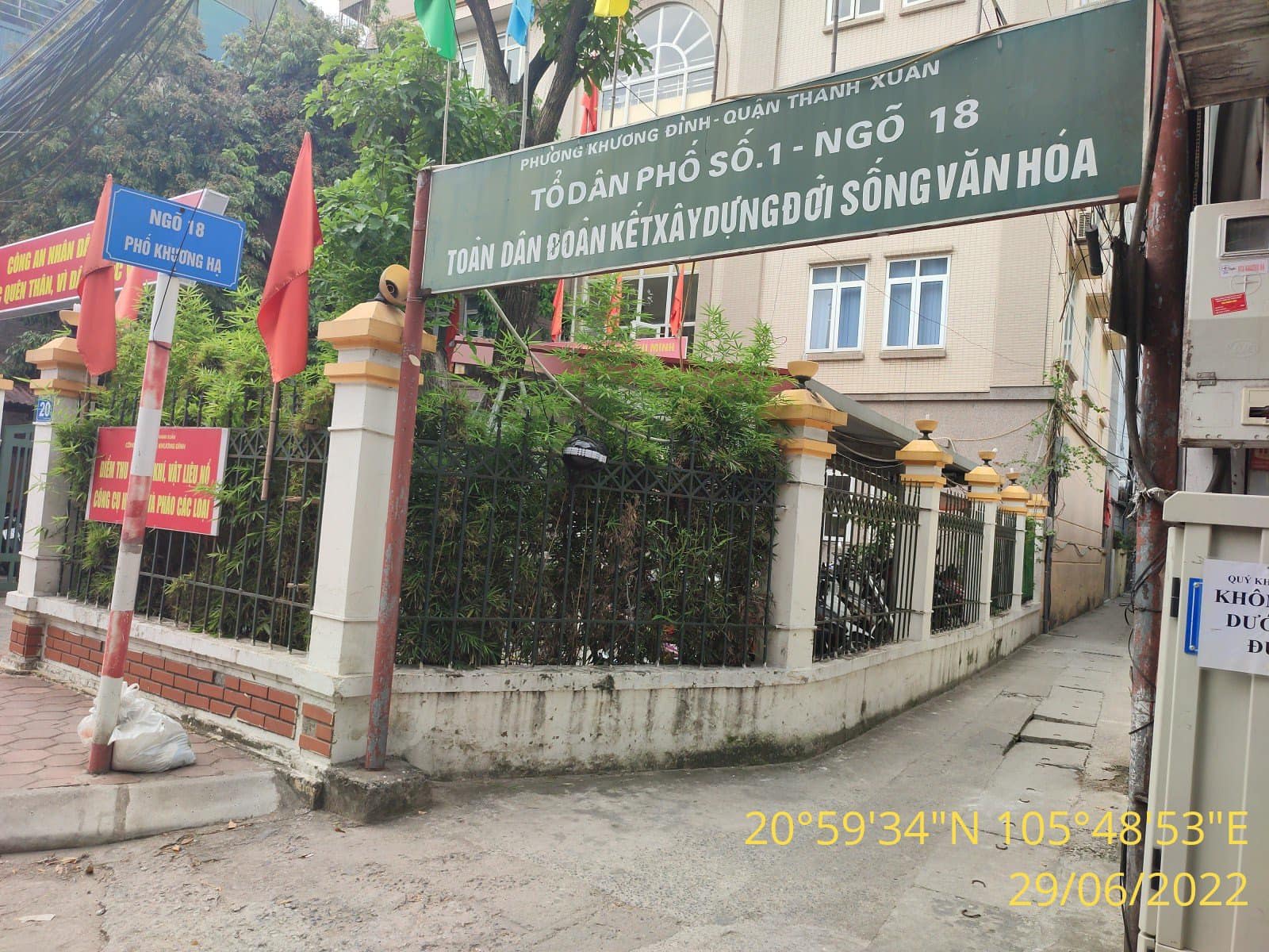 Nhà cần bán đầu phố Khương Hạ, gần hồ, 4 tầng ở luôn, giá 4 tỷ.