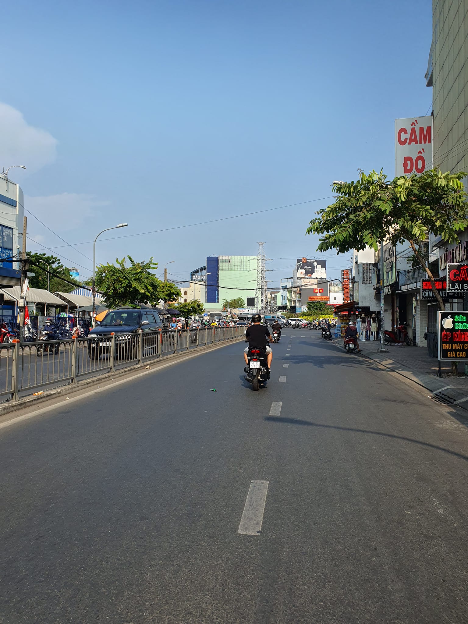 MẶT TIỀN BÀ HOM -KINH DOANH SẦM UẤT.