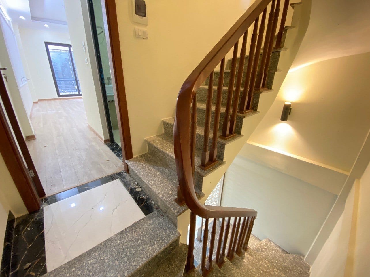 Nhà Lĩnh Nam, Gần ô tô, mới xây 5 tầng đẹp long lanh. Giá bán chỉ 3.4 tỷ.