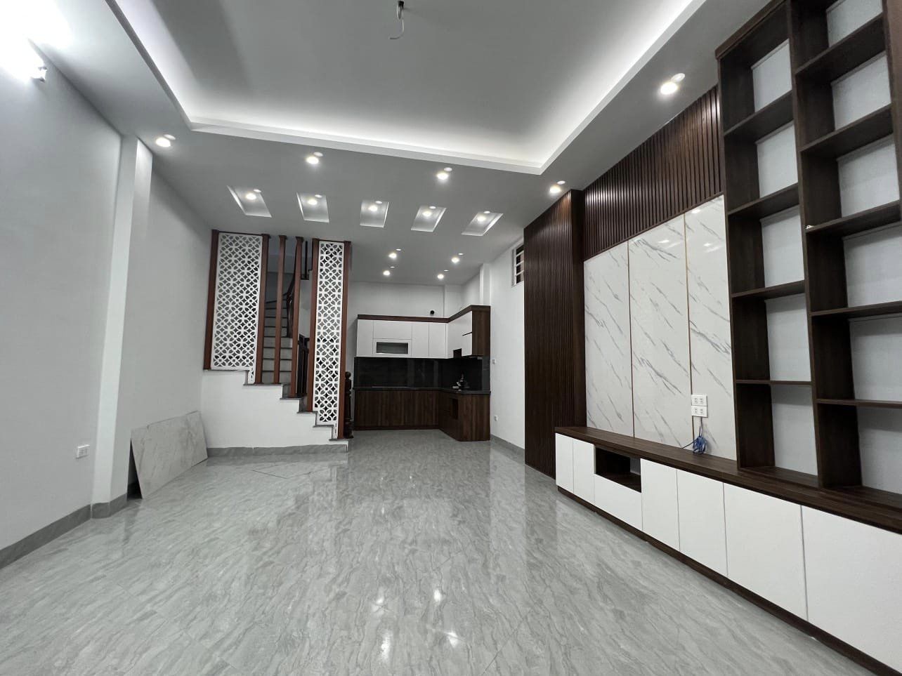 BÁN NHÀ 5 TẦNG GẦN PHỐ XÃ ĐÀN ĐỐNG ĐA, LÔ GÓC, CÁCH 1 NHÀ RA MẶT PHỐ, NHÀ ĐẸP Ở NGAY.