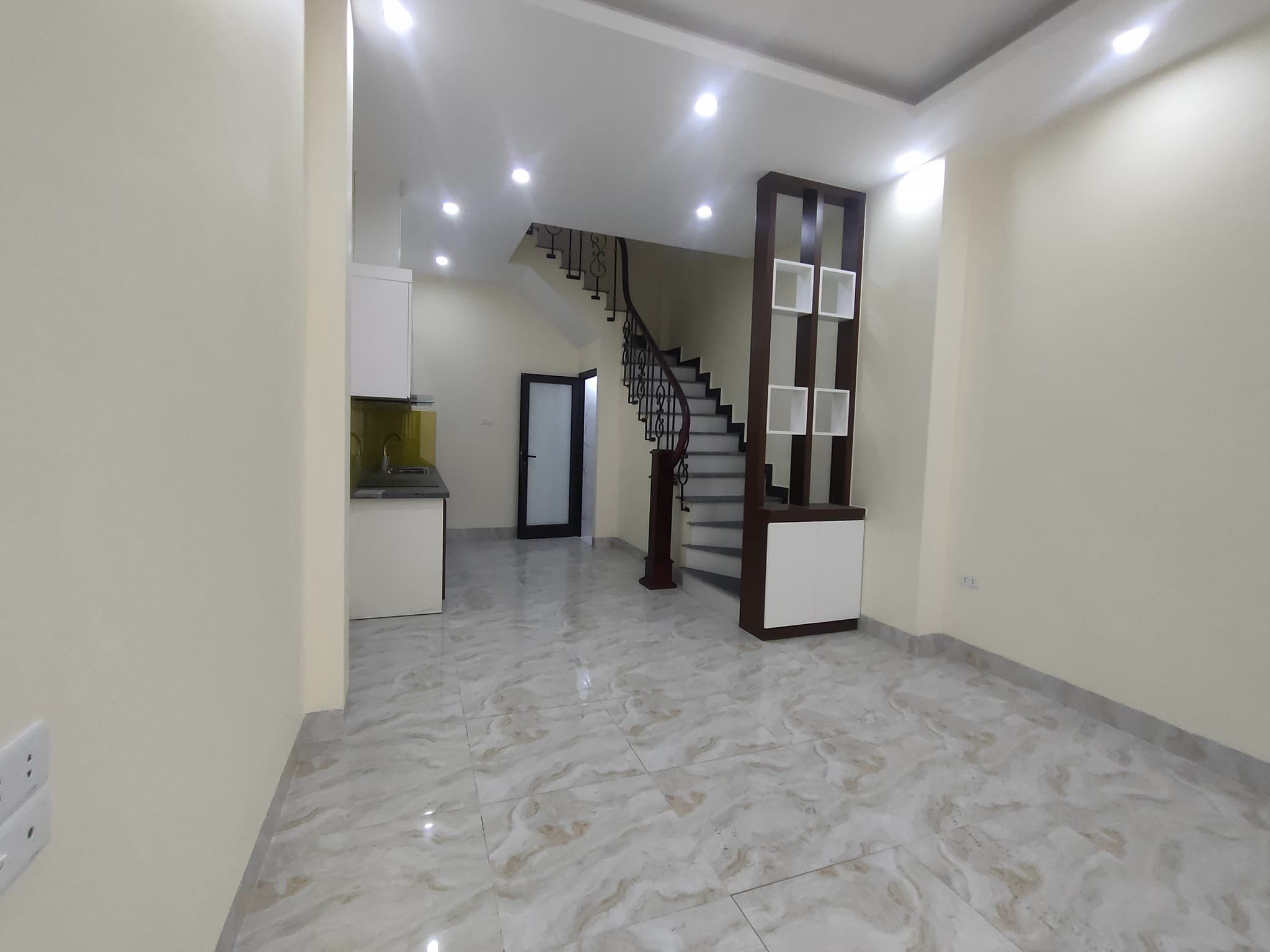 Bán gấp đường Nguyễn Văn Cừ 5 tầng, mặt tiền 4m, 4,2 tỷ ở luôn, ôtô Long Biên