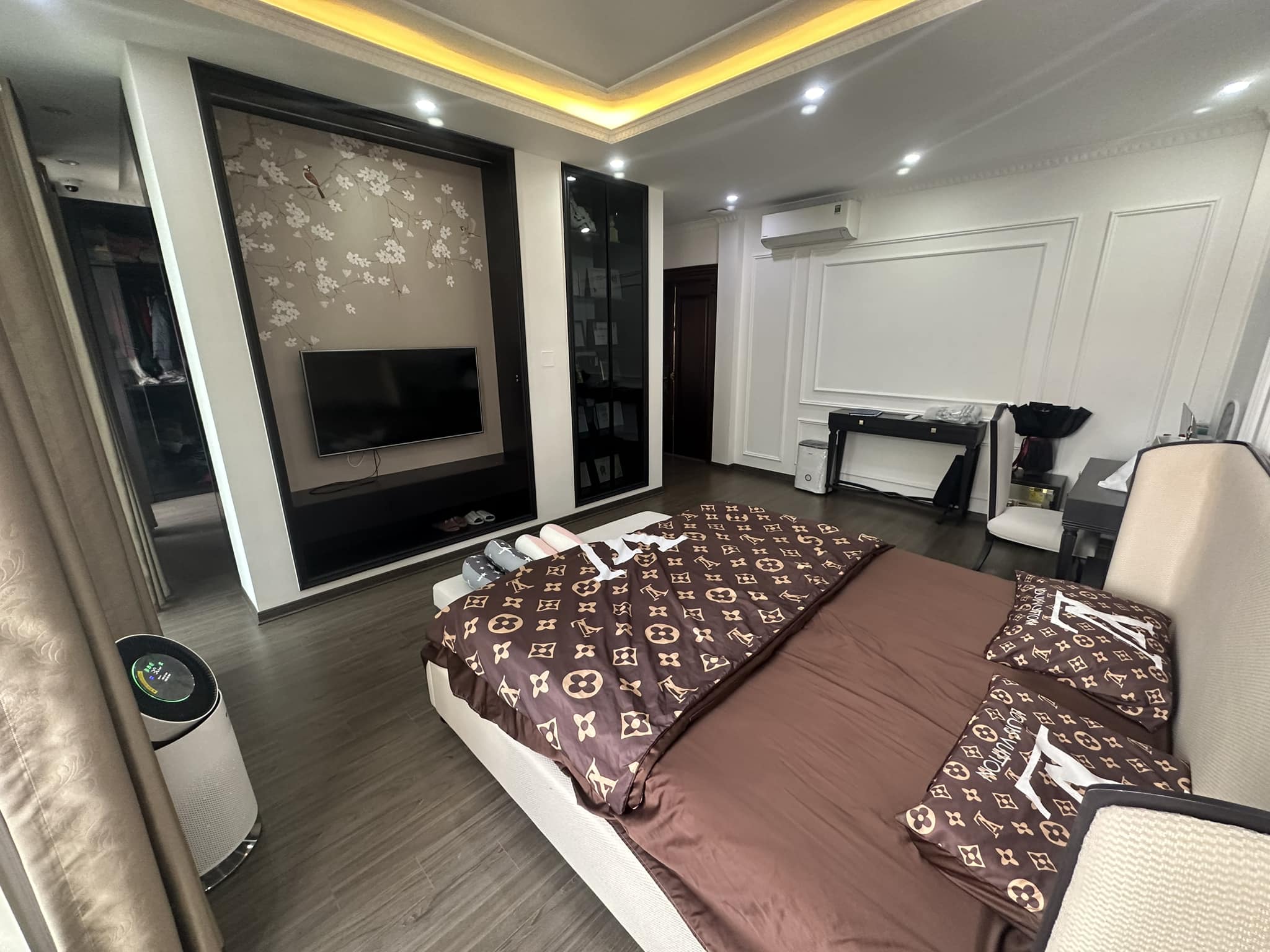 Bán ngôi nhà 105m2 phố Nghi Tàm, Tây Hồ Biệt thự Đẳng cấp Thang máy Nhập khẩu 10m ngõ Ô tô tránh 19.6 Tỷ