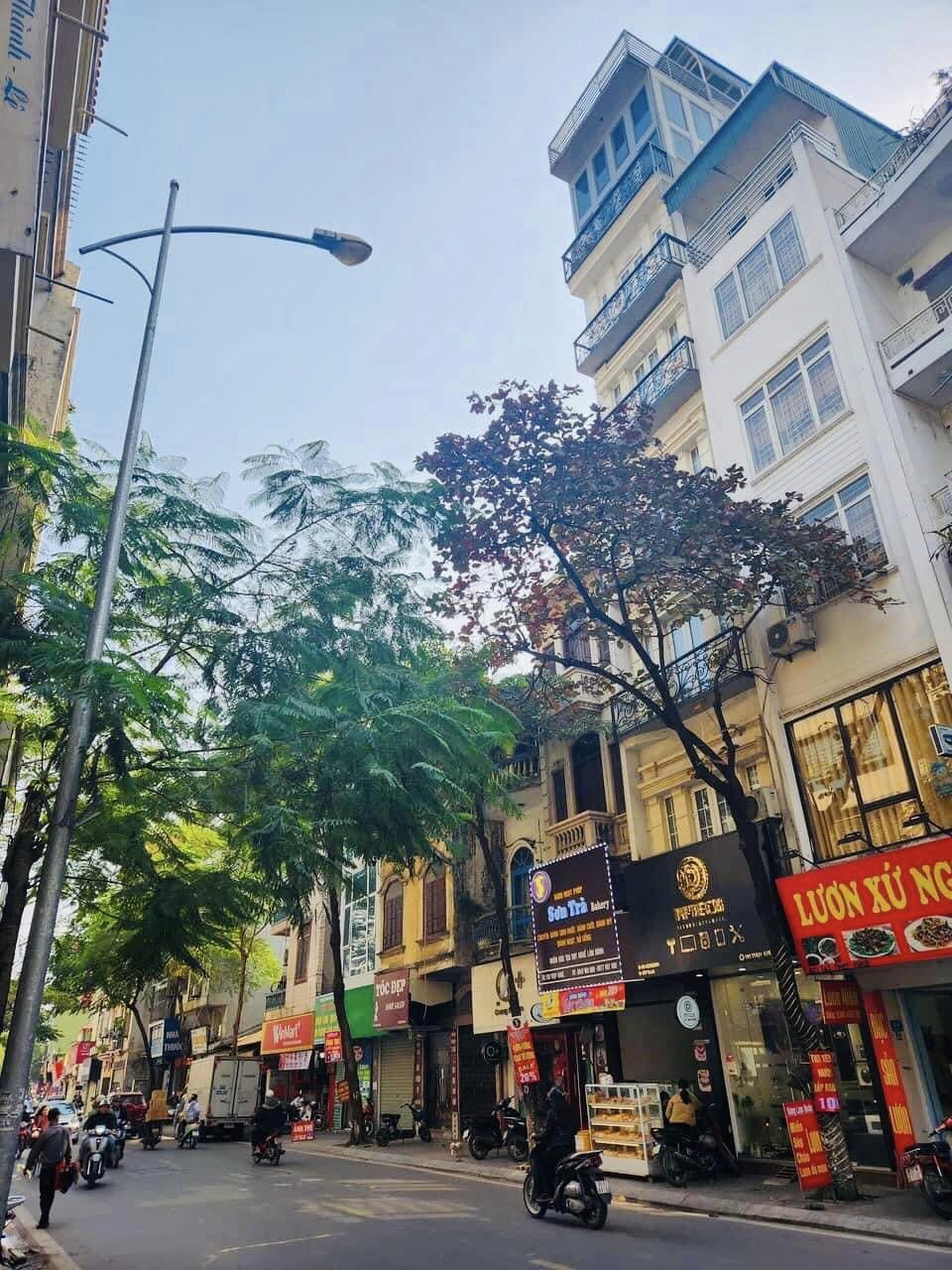 Bán nhà riêng mặt phố Thuỵ Khuê, Tây Hồ, Hà Nội. Lô góc 2 mặt tiền, cách Hồ Tây vài bước chân. SĐCC. Giá chào 25.9 tỷ.