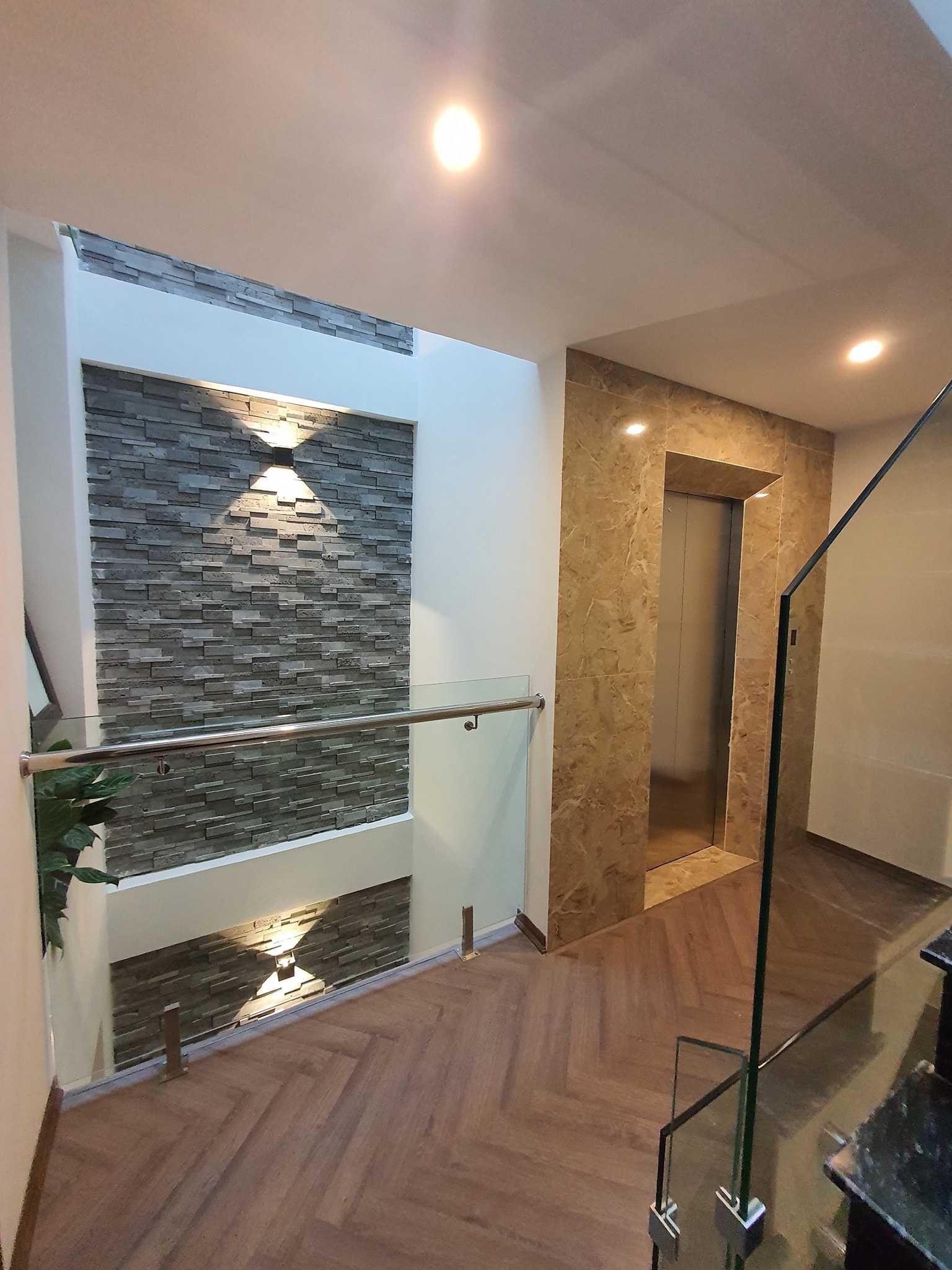 Bán căn nhà 49m2 phố Nghi Tàm, Tây Hồ Gara Ô tô 7 chỗ 8 phòng ngủ Thang máy Nhập khẩu 8.3 Tỷ