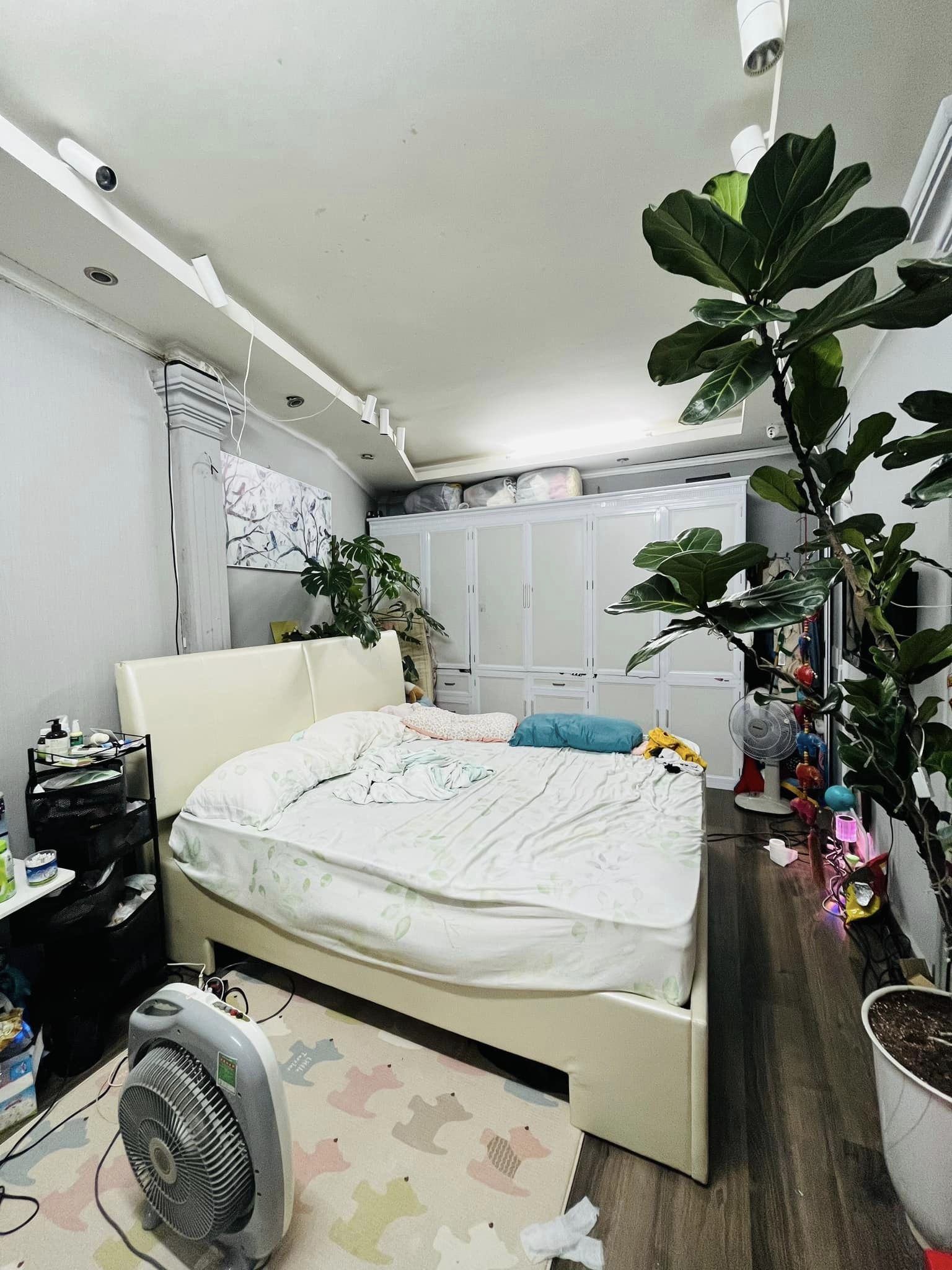 Nhà 5 tầng ngõ 528 Đê La Thành, gần phố, ở luôn.