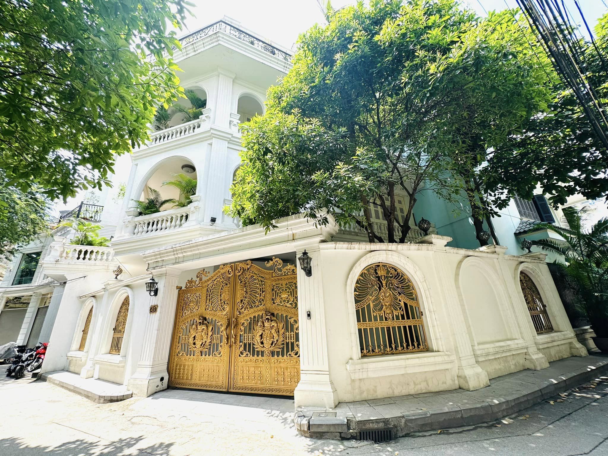 BIỆT THỰ VIP SỐ 1 CẦU GIẤY 5TẦNG THANG MÁY, AN NINH TỐT,DÂN TRÍ CAO - 180m - Giá có 41 tỷ