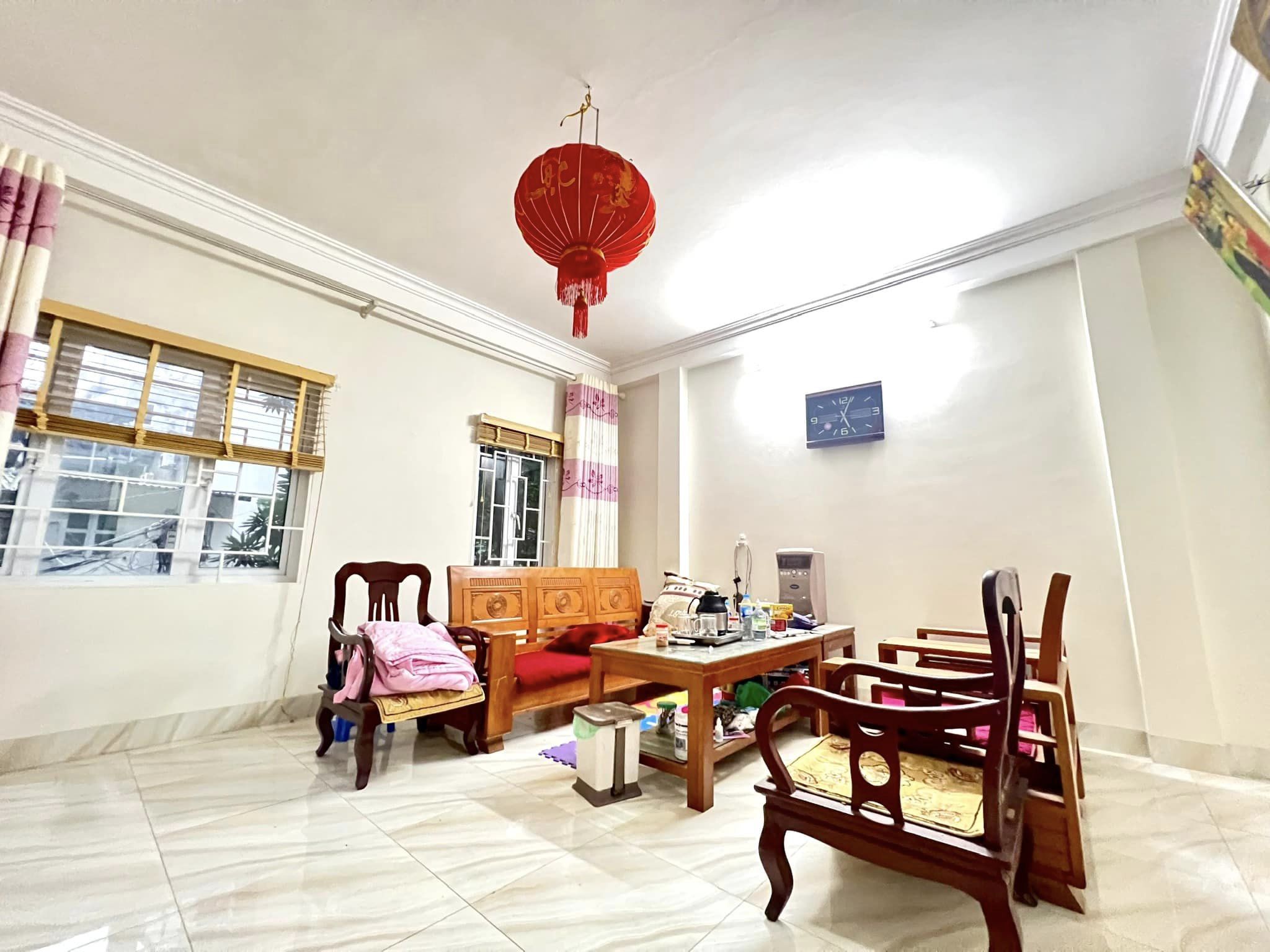 CHẤT. Nhà tự xây mới, lô góc, trước nhà rộng, sổ vuông Phố Đại La, Hai Bà Trưng. Diên tích 32m* 5T* mặt tiền 5m chỉ 4.3