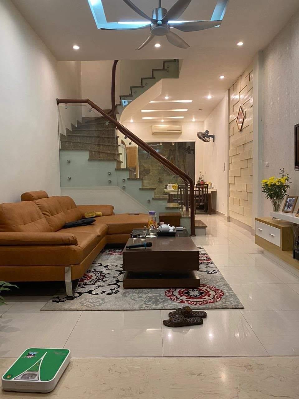 CỰC HIẾM-TRUNG TÂM QUẬN CẦU GIẤY-Ô TÔ 7 CHỖ VÀO NHÀ-MỘT BƯỚC RA MẶT PHỐ-52M2-CHỈ 12,9 TỶ