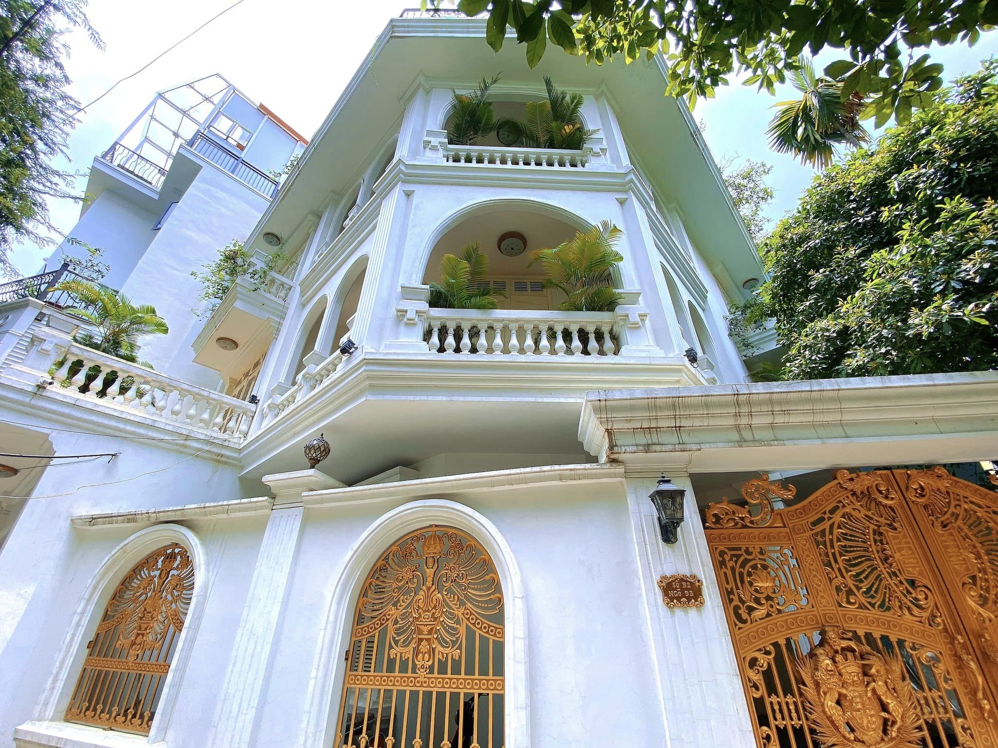 Bán biệt thự sân vườn Cầu Giấy, Lô góc, Ô tô tránh, Thang máy, vỉa hè, 180m2, MT 22m, 39tỷ